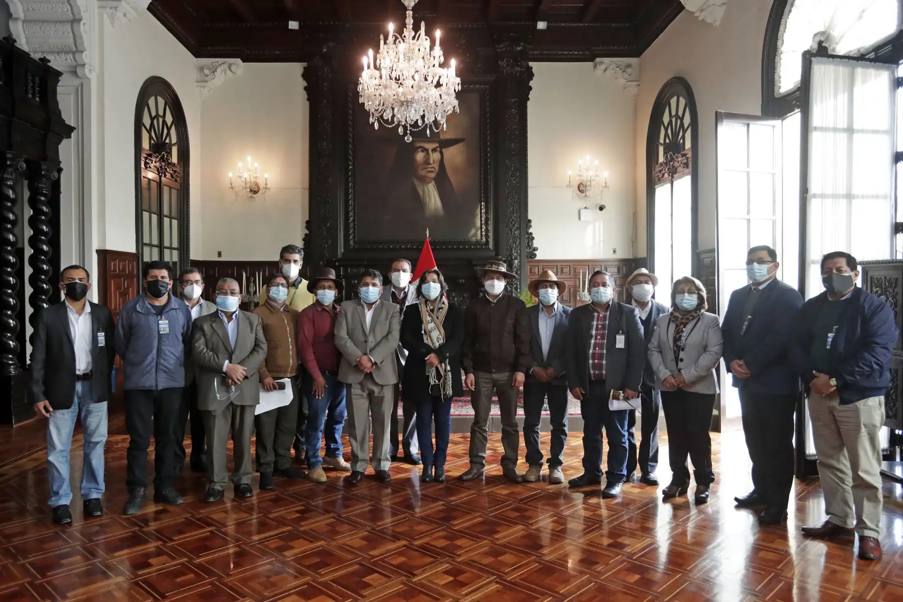 Vicepresidenta Dina Boluarte, acompañada del ministro de Producción, Yván Quispe, y del ministro de Agricultura y Riego, Victor Mayta, se reunió con gremios camelicultores en Palacio de Gobierno. Foto: ANDINA/Prensa Presidencia