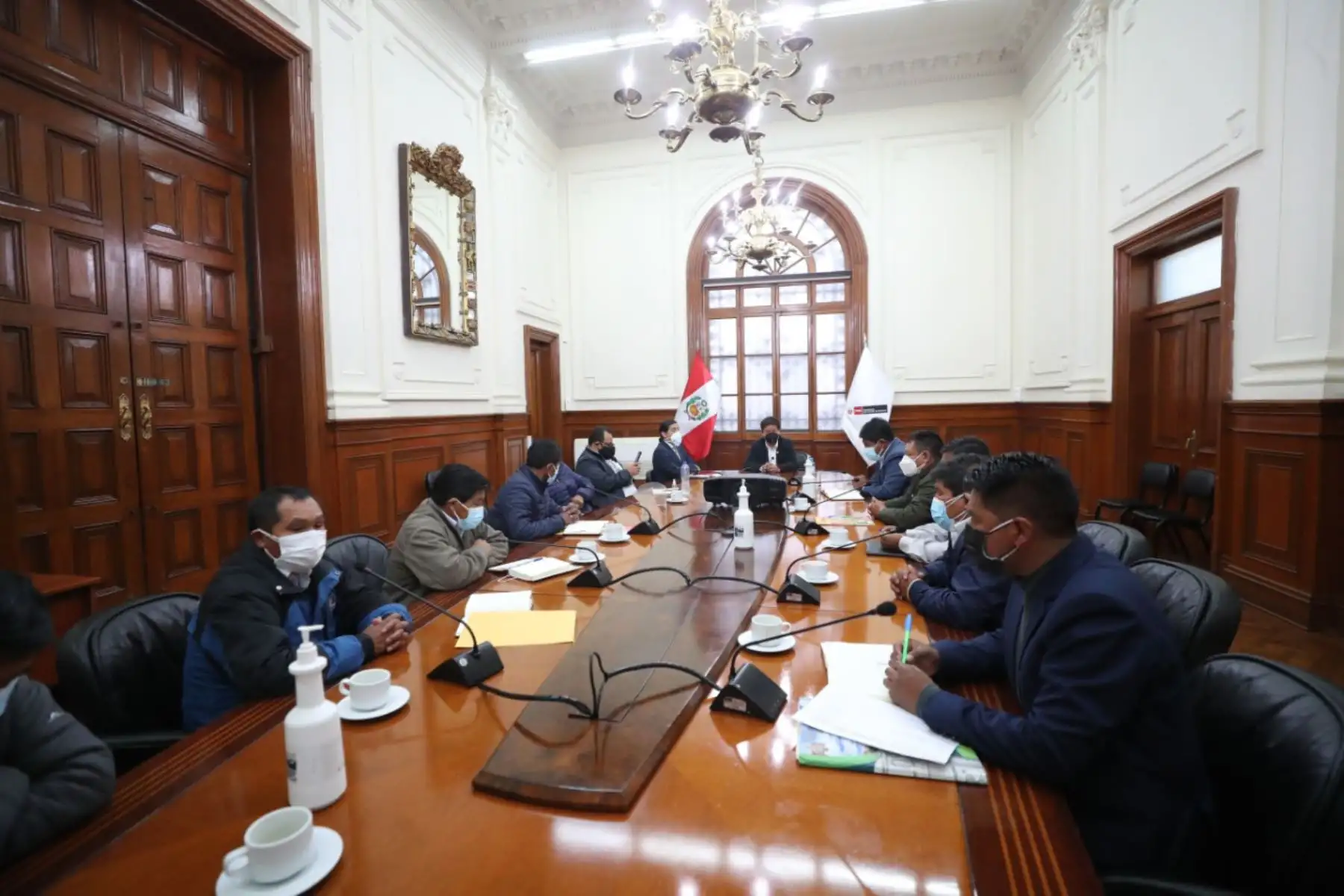 El titular de la PCM, Guido Bellido, se reunió con alcaldes de la provincia de Espinar (Cusco) para conocer los avances de los proyectos prioritarios en esta jurisdicción y sus requerimientos para ser concluidos con celeridad. Foto: PCM