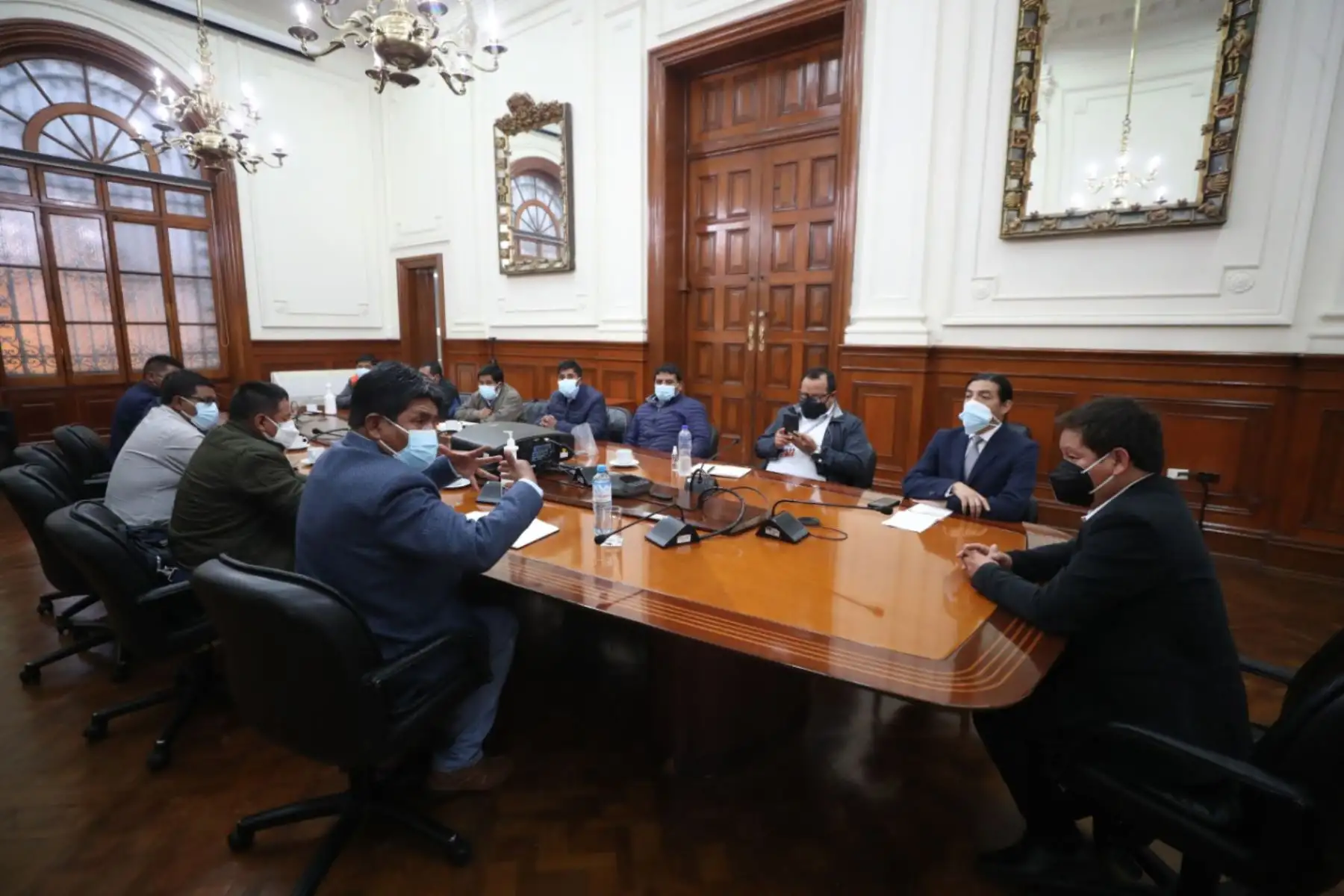 El titular de la PCM, Guido Bellido, se reunió con alcaldes de la provincia de Espinar (Cusco) para conocer los avances de los proyectos prioritarios en esta jurisdicción y sus requerimientos para ser concluidos con celeridad. Foto: PCM