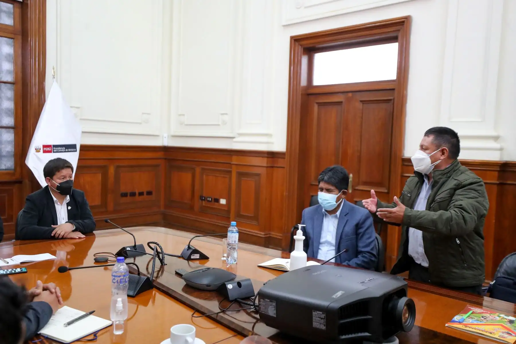 El titular de la PCM, Guido Bellido, se reunió con alcaldes de la provincia de Espinar (Cusco) para conocer los avances de los proyectos prioritarios en esta jurisdicción y sus requerimientos para ser concluidos con celeridad. Foto: PCM
