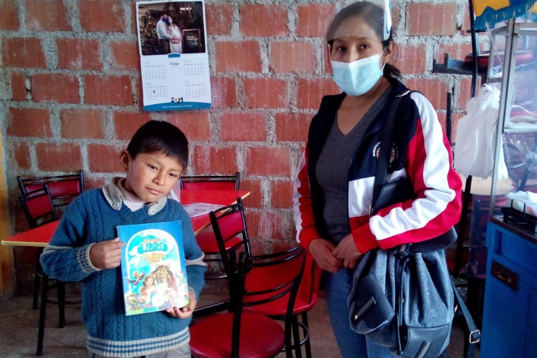 Modernos chasquis entregan libros a escolares que viven en comunidades del distrito de Poroy, en Cusco, gracias a proyecto Chasqui Libro implementado por municipio. EFE