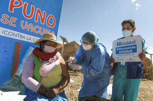 Puno: brigadas de EsSalud iniciaron vacunación a población de las islas Los Uros
