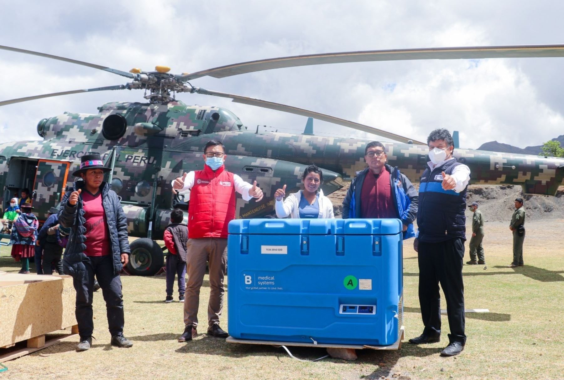 Ayacucho: trasladan en helicóptero a distrito de Oronccoy congeladora para vacunas.