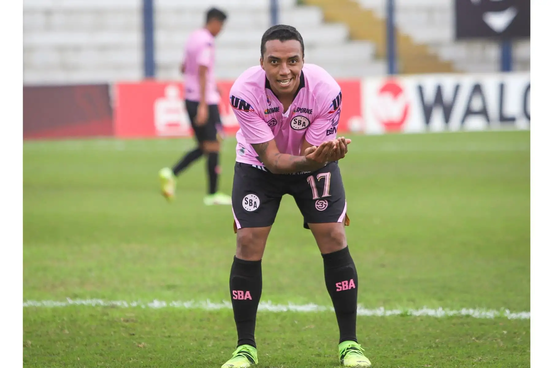 El futbolista Joao Villamarín de Sport Boys celebra su gol anotado  ante  el Cusco FC durante el partido de la fecha 12 de la Liga 1 en el estadio Iván Elías Moreno en Villa el Salvador.
Foto: @LigaFutProf