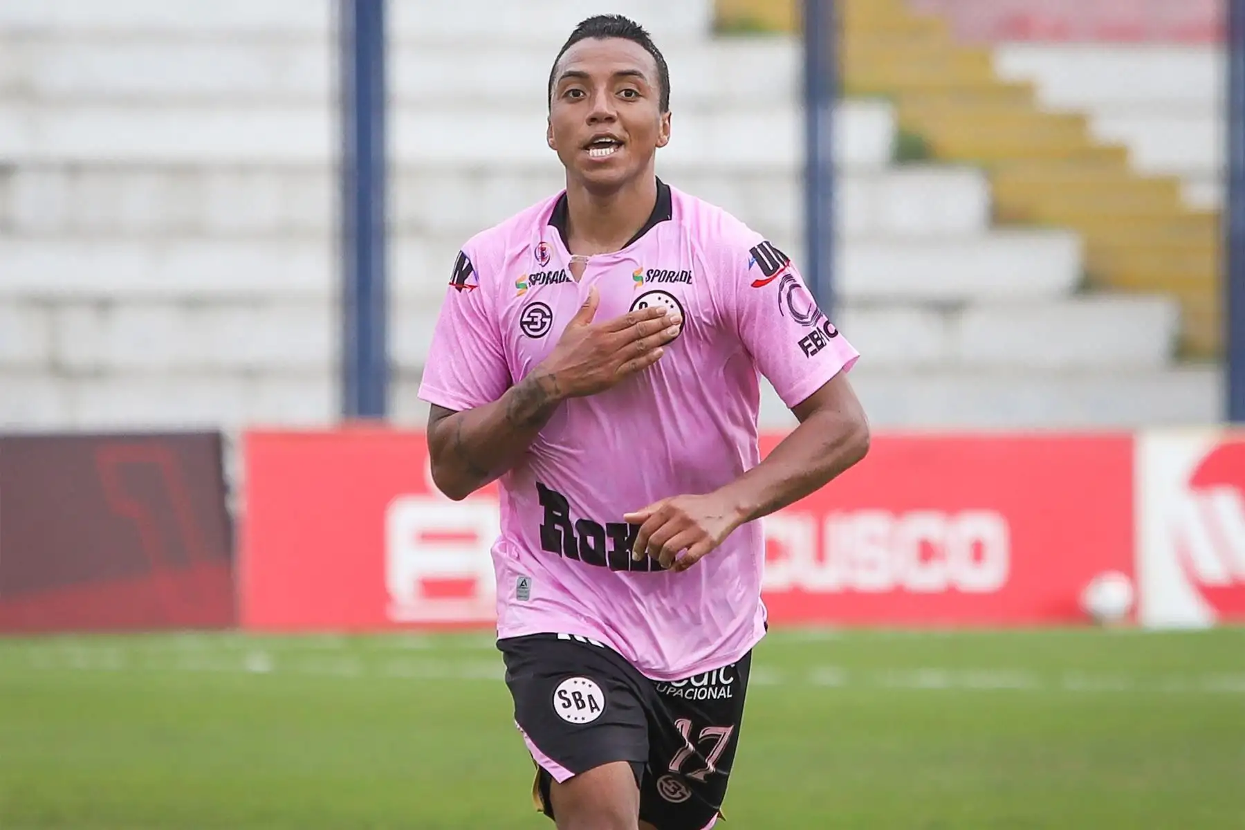 El futbolista Joao Villamarín de Sport Boys celebra su gol anotado  ante  el Cusco FC durante el partido de la fecha 12 de la Liga 1 en el estadio Iván Elías Moreno en Villa el Salvador.
Foto: @LigaFutProf