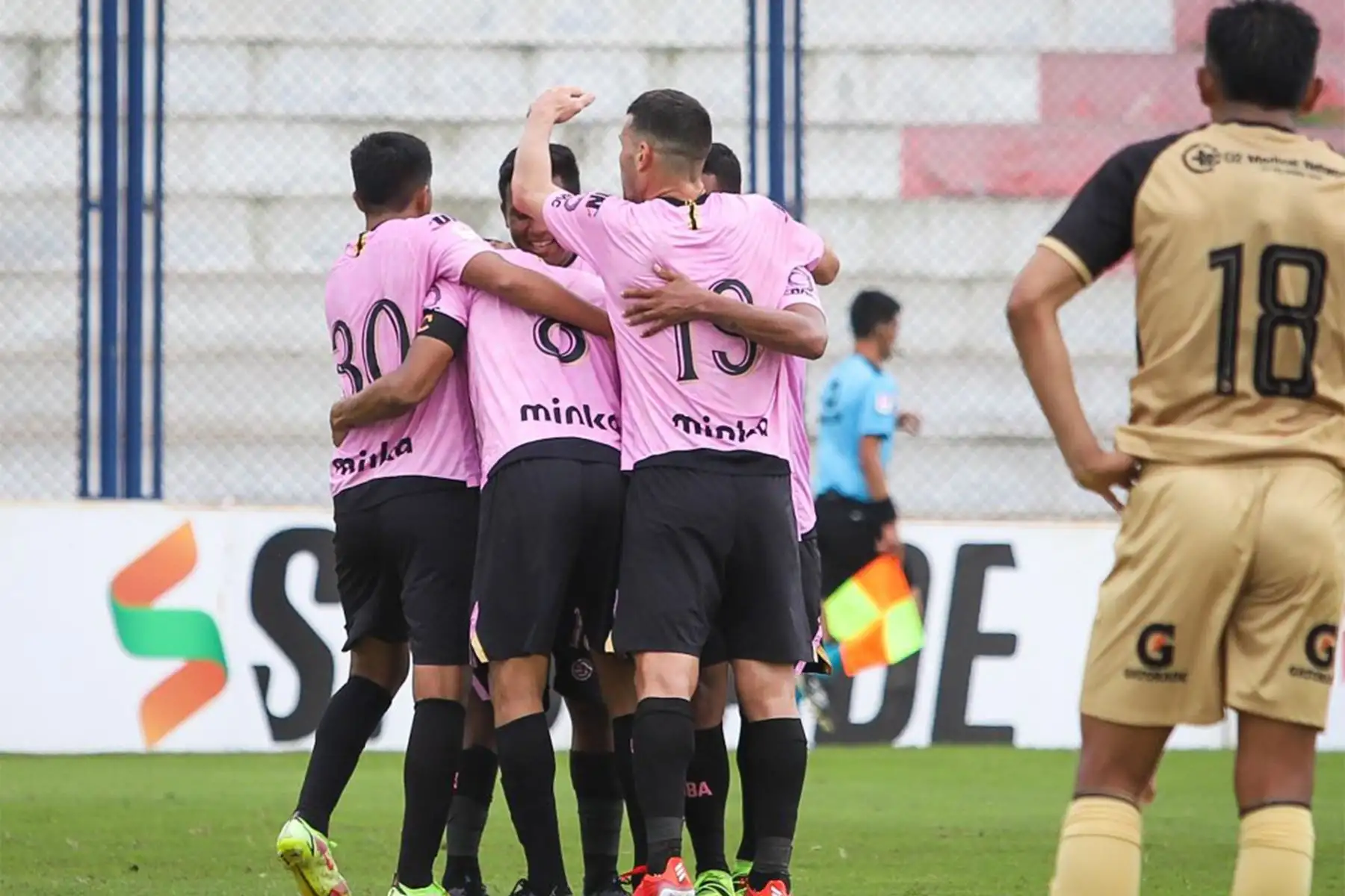 El futbolista Joao Villamarín de Sport Boys celebra su gol anotado  ante  el Cusco FC durante el partido de la fecha 12 de la Liga 1 en el estadio Iván Elías Moreno en Villa el Salvador.
Foto: @LigaFutProf