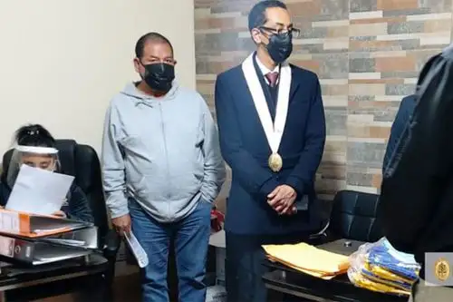 Al alcalde se le imputa haber favorecido a empresas contratistas para la ejecución de obras, contratación de trabajadores fantasmas y presuntos actos de lavado de activos. En el operativo, que se inició a las 05:30 horas, participaron 6 fiscales y efectivos de la Diviac de la PNP. Foto: Ministerio Público.