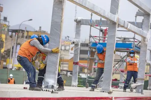 Hoy se realizó el montaje de la estructura metálica, que se efectúa de modo manual y con la ayuda de grúas, en las dos primeras estaciones, de las cinco que ya se encuentran listas. ANDINA/ Municpalidad de Lima
