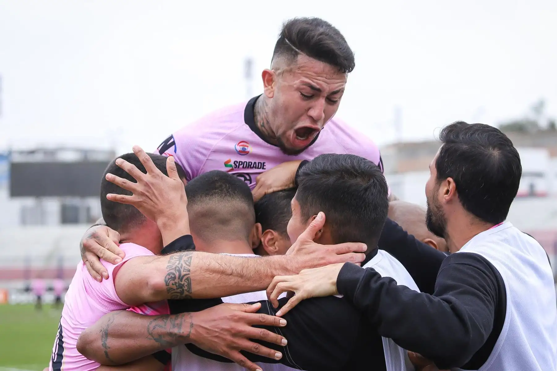 El futbolista Joao Villamarín de Sport Boys celebra su segundo gol anotado  ante  el Cusco FC durante el partido de la fecha 12 de la Liga 1 en el estadio Iván Elías Moreno en Villa el Salvador.
Foto: @LigaFutProf
