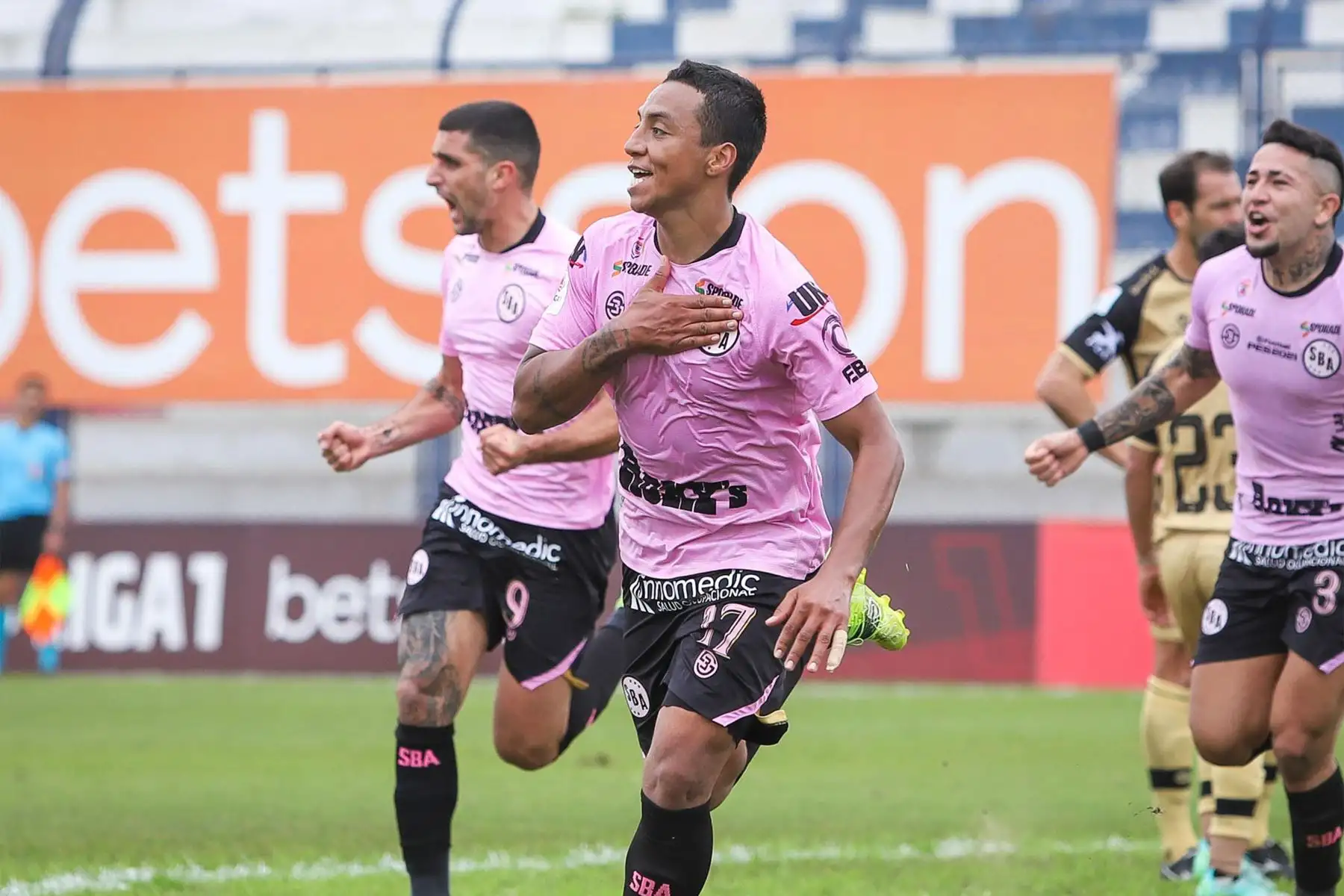 El futbolista Joao Villamarín de Sport Boys celebra su segundo gol anotado  ante  el Cusco FC durante el partido de la fecha 12 de la Liga 1 en el estadio Iván Elías Moreno en Villa el Salvador.
Foto: @LigaFutProf