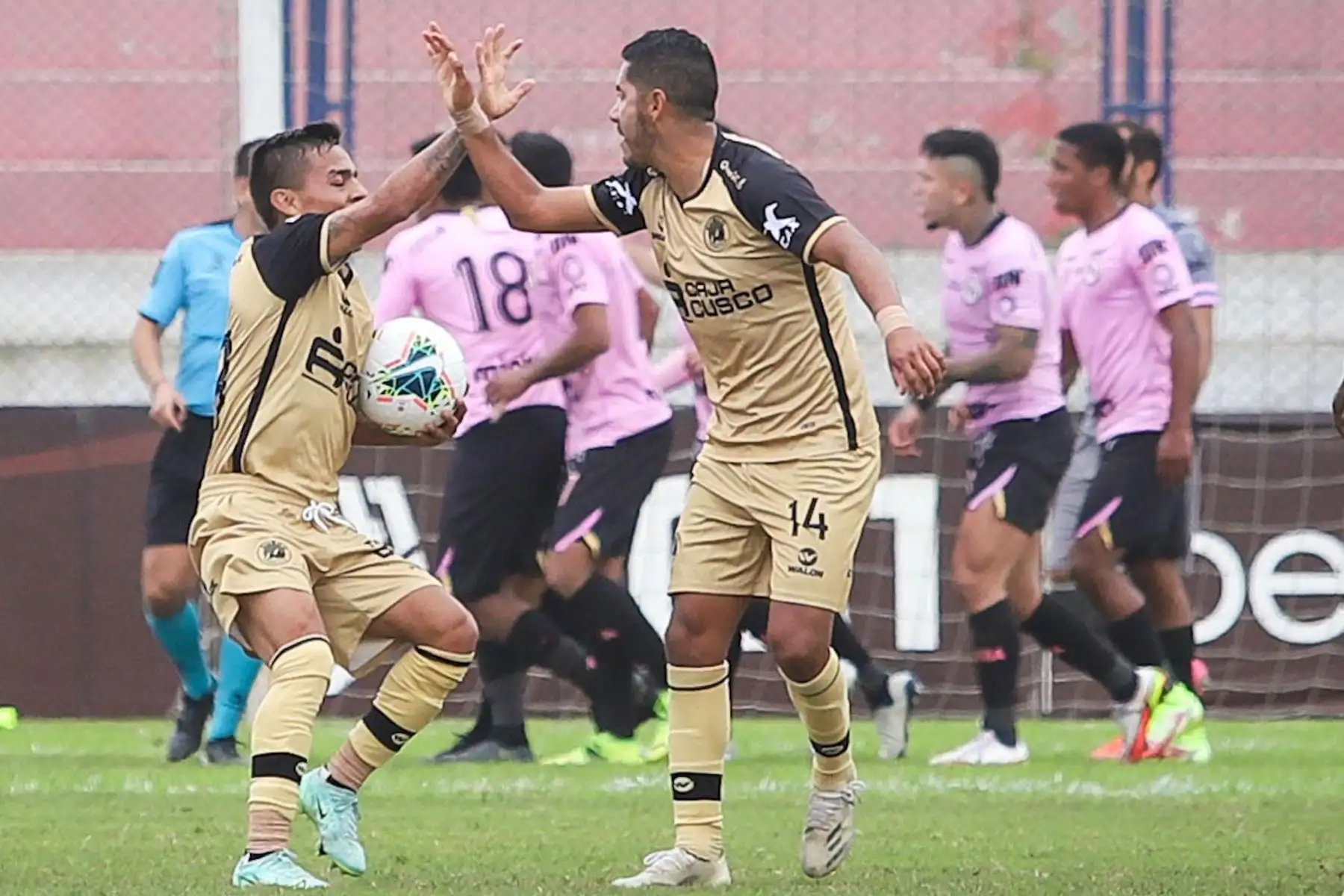 El futbolista Sandro Rengifo del Cusco FC  celebra su gol, anotado ante Sport Boys durante el partido de la fecha 12 de la Liga 1 en el estadio Iván Elías Moreno en Villa el Salvador.
Foto: @LigaFutProf