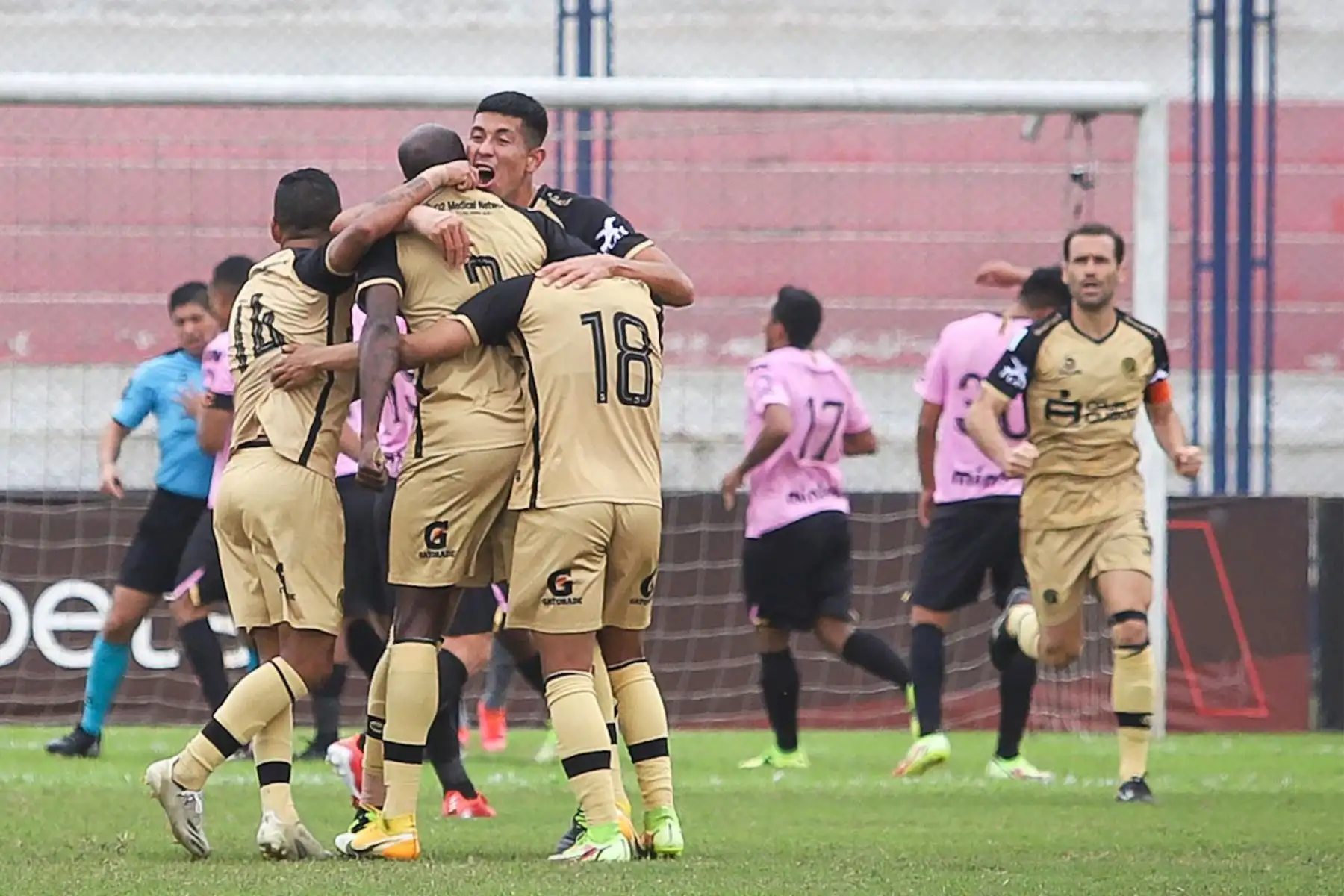 El futbolista Sandro Rengifo del Cusco FC  celebra su gol, anotado ante Sport Boys durante el partido de la fecha 12 de la Liga 1 en el estadio Iván Elías Moreno en Villa el Salvador.
Foto: @LigaFutProf