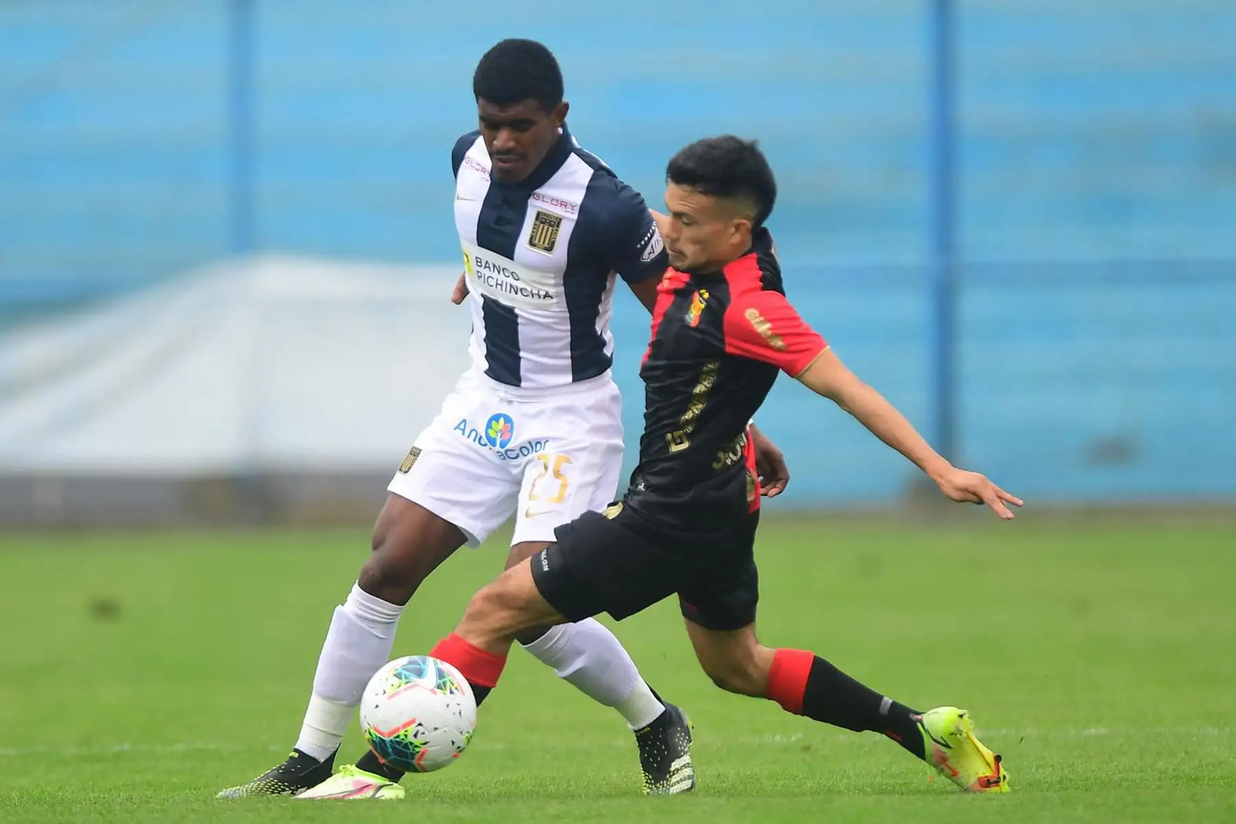 El futbolista  A. Campos de Alianza Lima disputa el balón ante el jugador del FBC Melgar  durante el partido de la fecha 12 de la Liga 1 en el estadio Alberto Gallardo.
Foto: @LigaFutProf