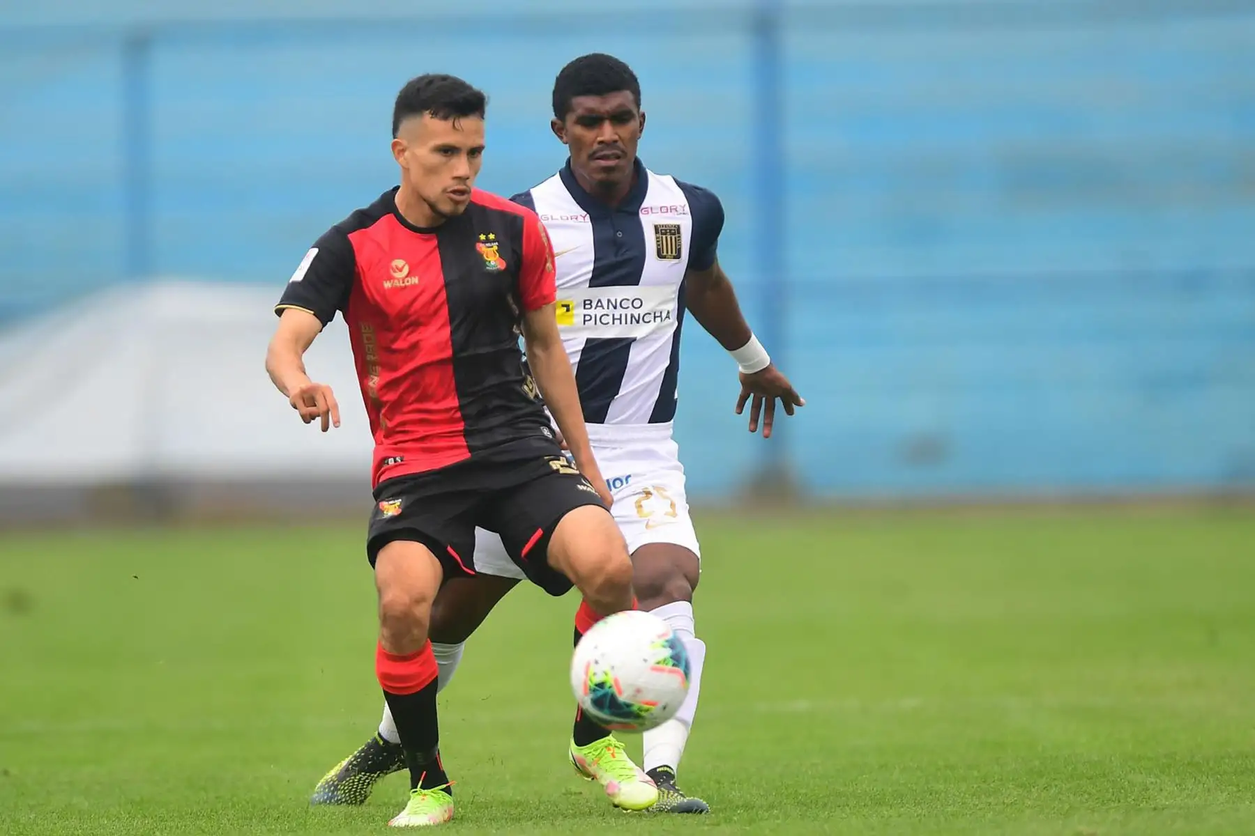 El futbolista  A. Campos de Alianza Lima disputa el balón ante el jugador del FBC Melgar  durante el partido de la fecha 12 de la Liga 1 en el estadio Alberto Gallardo.
Foto: @LigaFutProf