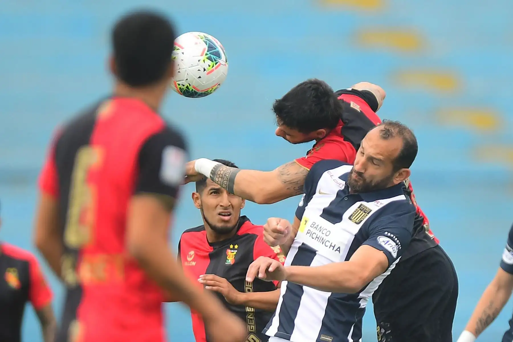 El futbolista  Hernán Barcos  de Alianza Lima disputa el balón ante el jugador del FBC Melgar  durante el partido de la fecha 12 de la Liga 1 en el estadio Alberto Gallardo.
Foto: @LigaFutProf