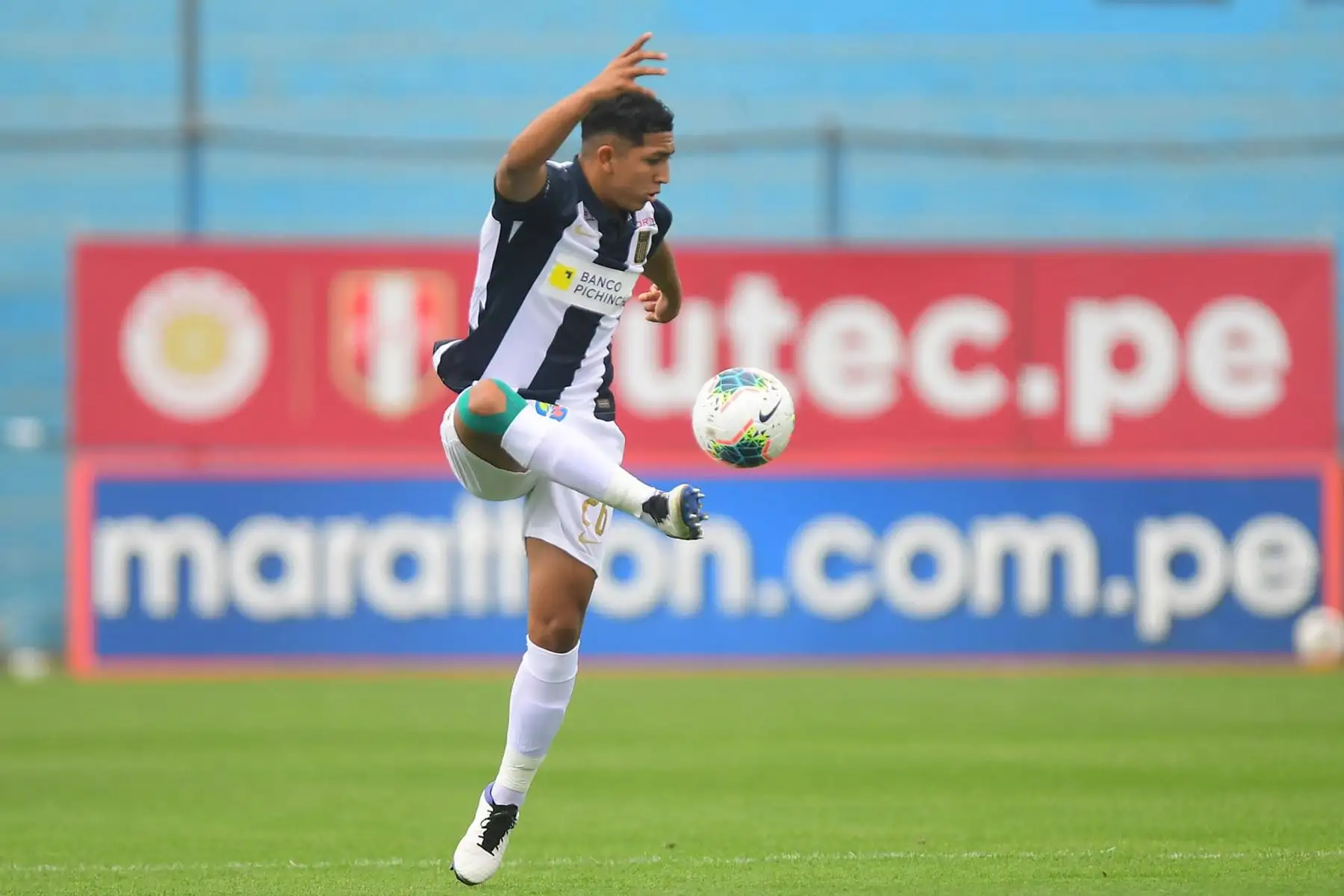 El futbolista  Yordy Vilchez  de Alianza Lima domina  el balón ante el jugador del FBC Melgar  durante el partido de la fecha 12 de la Liga 1 en el estadio Alberto Gallardo.
Foto: @LigaFutProf
