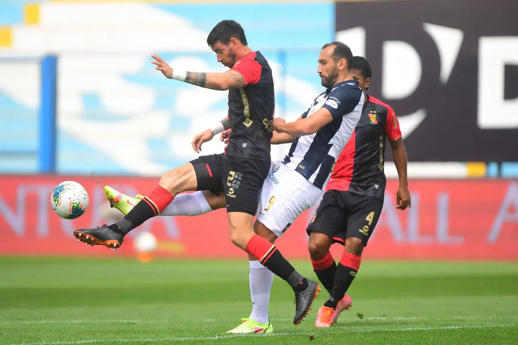 El futbolista  Hernán Barcos  de Alianza Lima disputa el balón ante el jugador del FBC Melgar  durante el partido de la fecha 12 de la Liga 1 en el estadio Alberto Gallardo.
Foto: @LigaFutProf