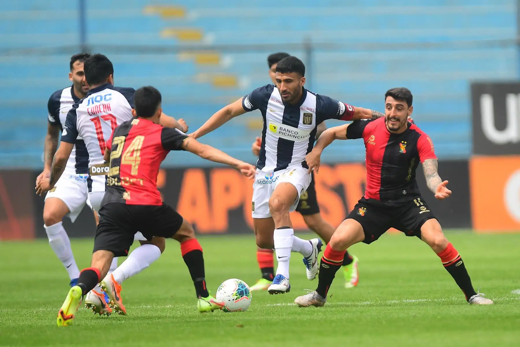 El futbolista Pablo Míguez de Alianza Lima disputa el balón ante el jugador del FBC Melgar  durante el partido de la fecha 12 de la Liga 1 en el estadio Alberto Gallardo.
Foto: @LigaFutProf