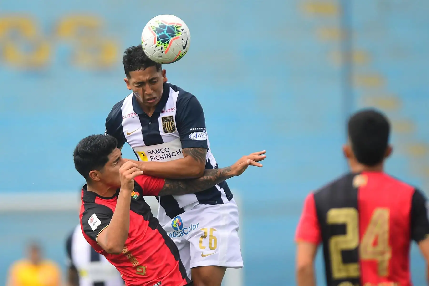 El futbolista Pablo Míguez de Alianza Lima disputa el balón ante el jugador del FBC Melgar  durante el partido de la fecha 12 de la Liga 1 en el estadio Alberto Gallardo.
Foto: @LigaFutProf