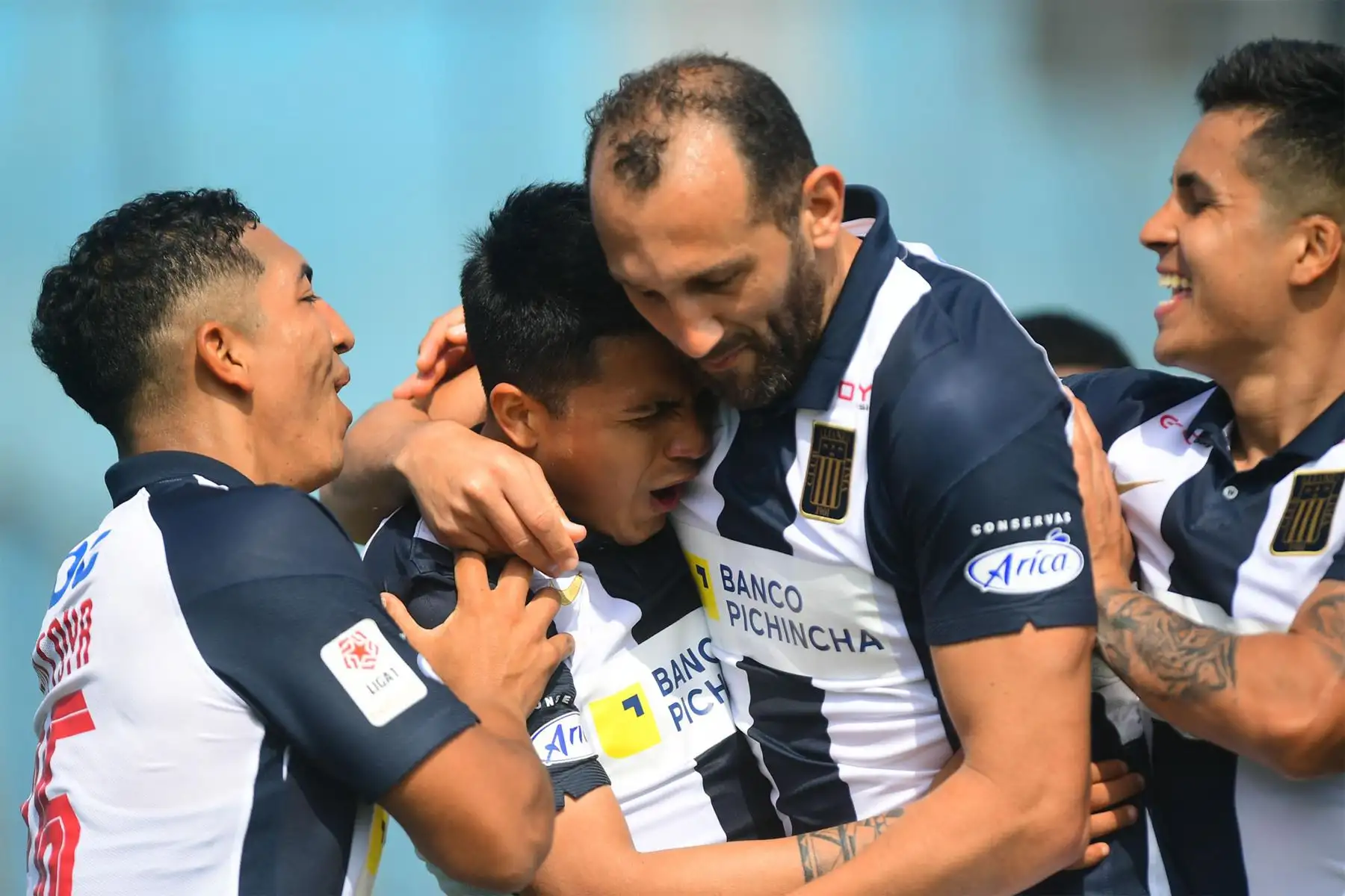 El futbolista Jairo Concha de Alianza Lima celebra su gol anotado ante  el jugador del FBC Melgar  durante el partido de la fecha 12 de la Liga 1 en el estadio Alberto Gallardo.
Foto: @LigaFutProf