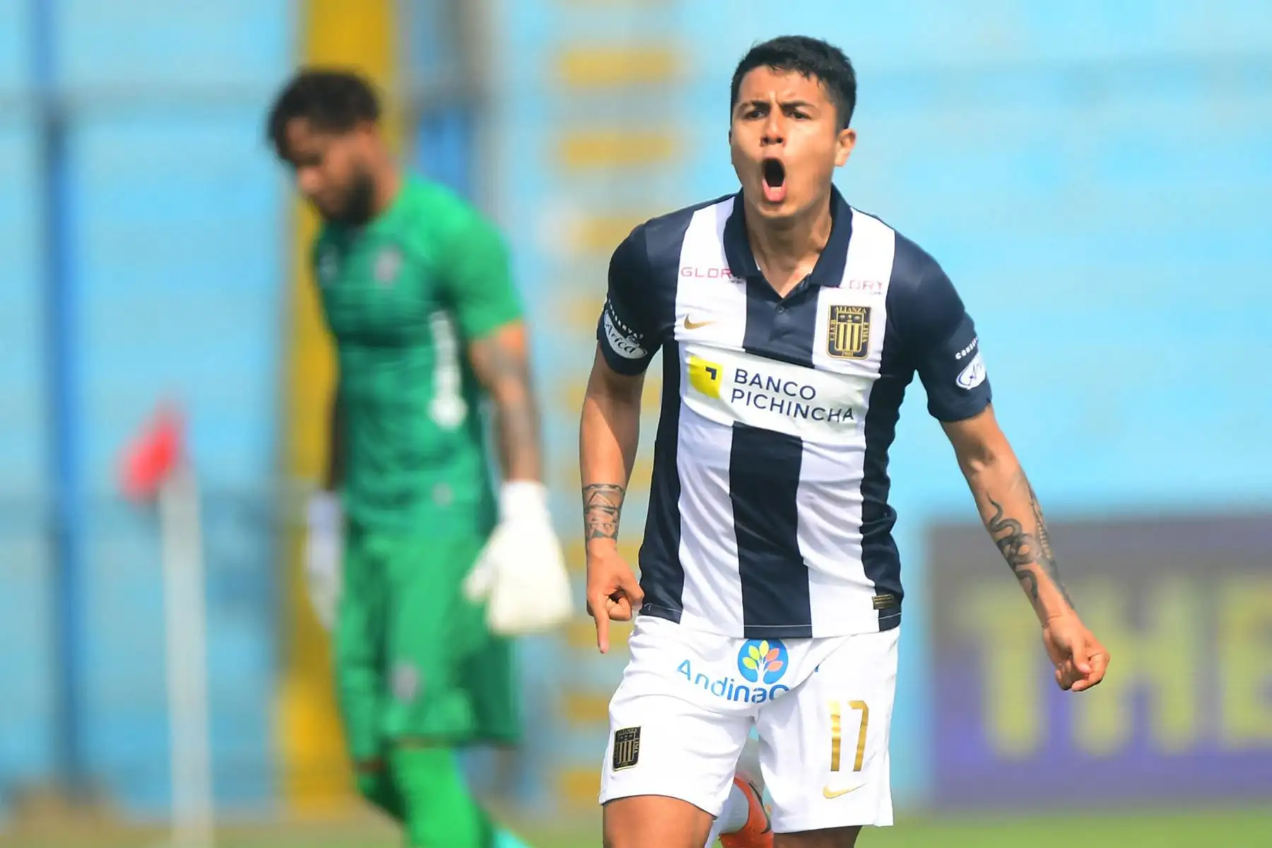 El futbolista Jairo Concha de Alianza Lima celebra su gol anotado ante  el jugador del FBC Melgar  durante el partido de la fecha 12 de la Liga 1 en el estadio Alberto Gallardo.
Foto: @LigaFutProf
