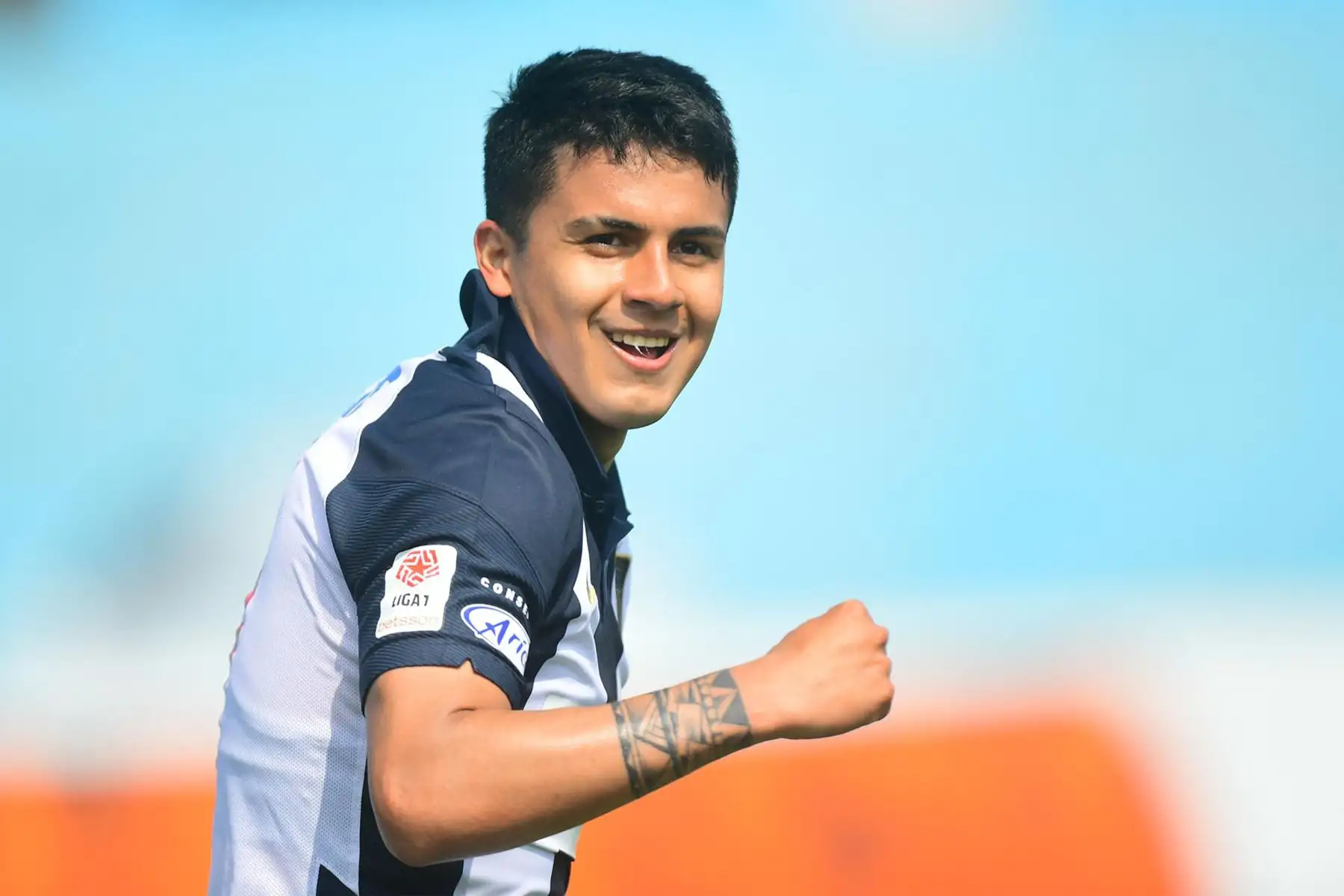 El futbolista Jairo Concha de Alianza Lima celebra su gol anotado ante  el jugador del FBC Melgar  durante el partido de la fecha 12 de la Liga 1 en el estadio Alberto Gallardo.
Foto: @LigaFutProf