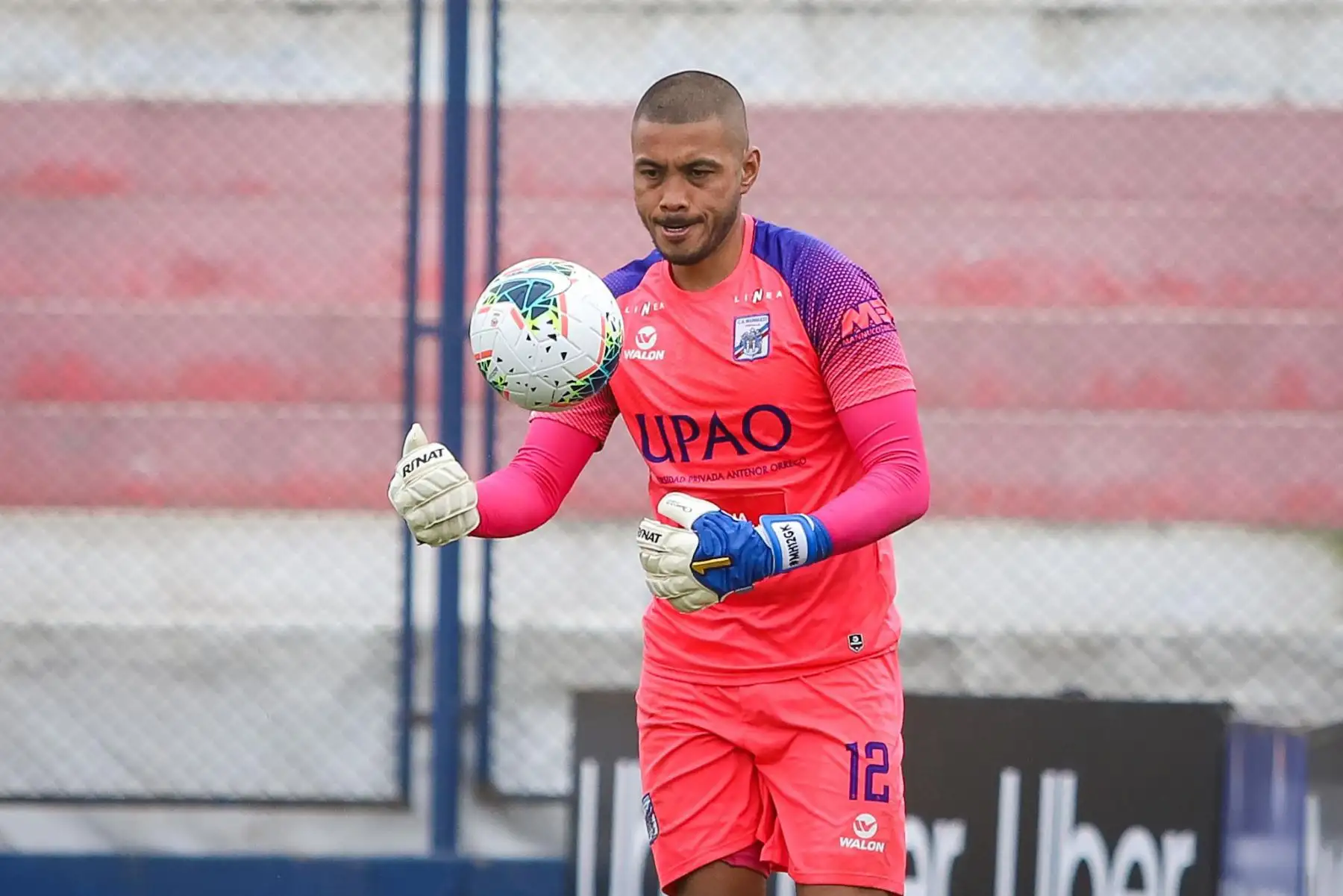 El portero Heredia detiene el bañón. Carlos Manucci derrota 3-1 a Sporting Cristal por la Fase 2 de la Liga 1. Foto: FPF