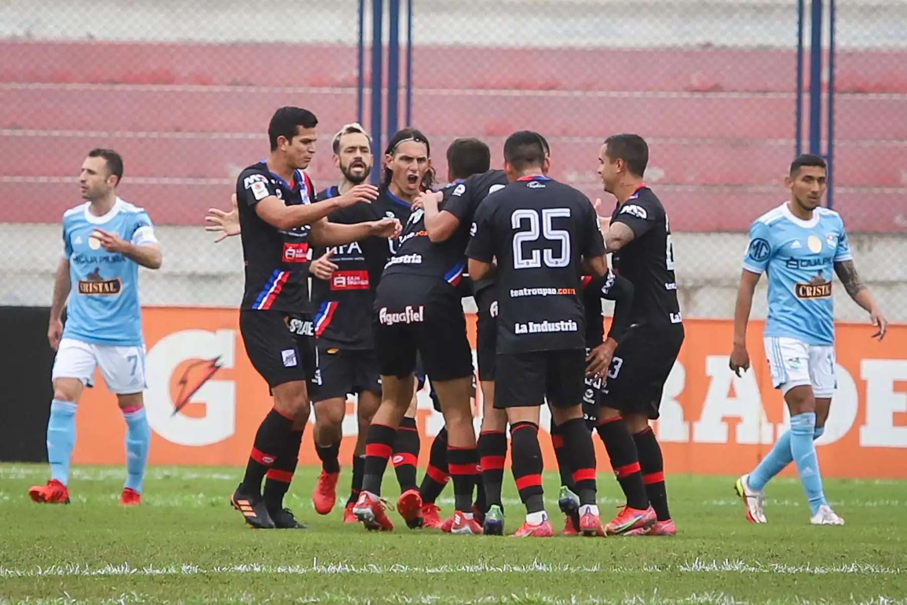 David Dioses (10’) pone el primero para Manucci. Carlos Manucci derrotó 3-1 a Sporting Cristal por la Fase 2 de la Liga 1. Foto: FPF