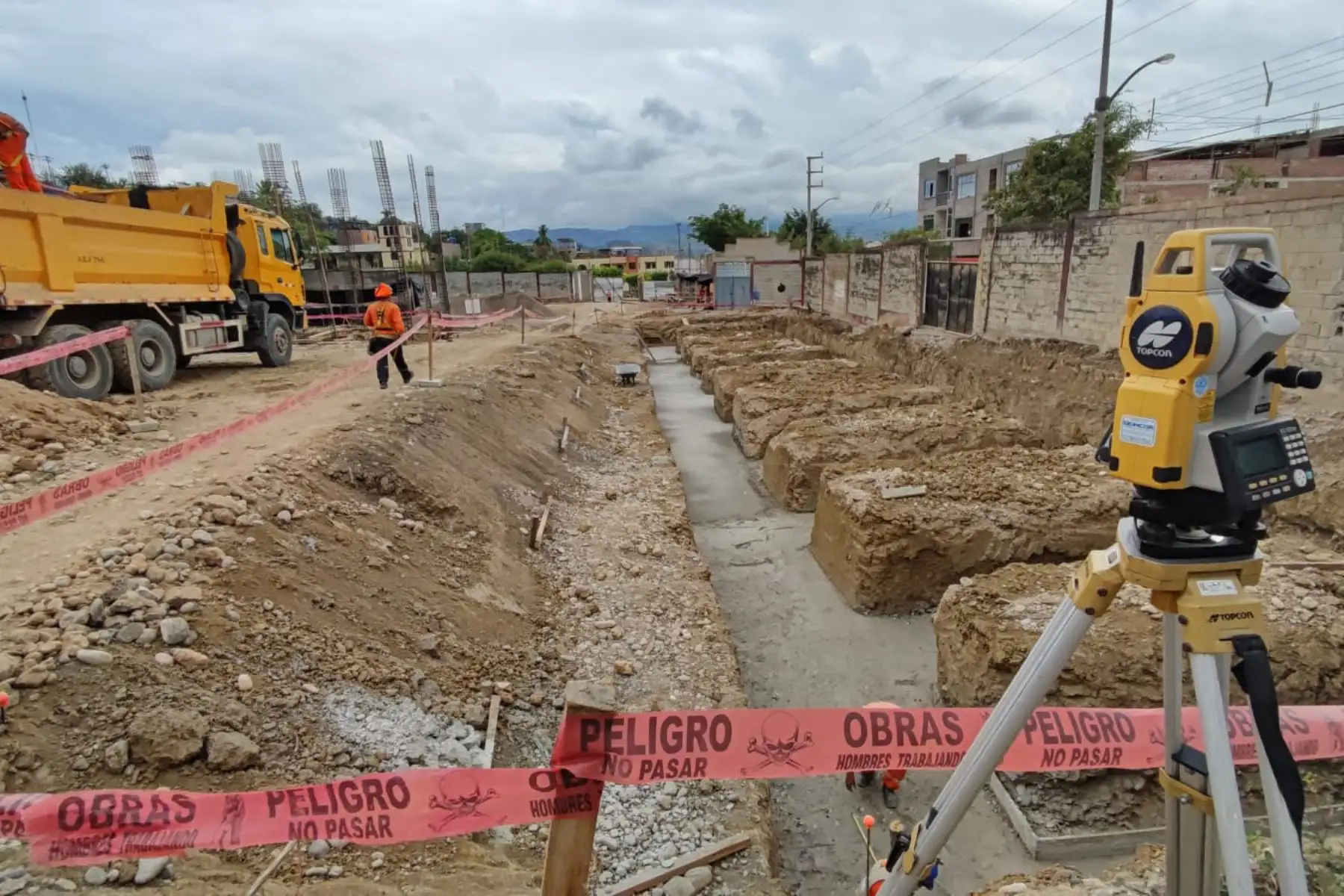 El contralor general de la República, Nelson Shack Yalta, se reunió con autoridades del Gobierno Regional de Amazonas y de las municipalidades provinciales de Chachapoyas, Luya-Lamud y Utcubamba, a quienes informó sobre la realización del megaoperativo de control Amazonas, con el cual cientos de auditores intervendrán a todas las entidades públicas de la región. Foto: Contraloría