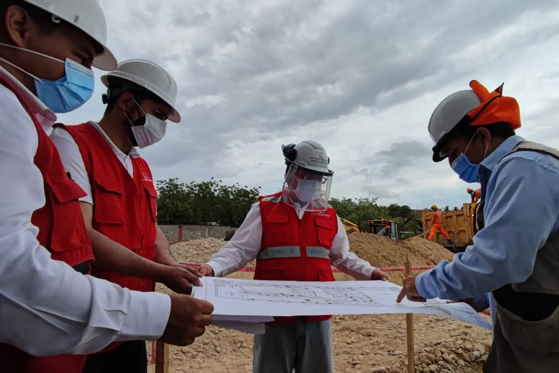 El contralor general de la República, Nelson Shack Yalta, se reunió con autoridades del Gobierno Regional de Amazonas y de las municipalidades provinciales de Chachapoyas, Luya-Lamud y Utcubamba, a quienes informó sobre la realización del megaoperativo de control Amazonas, con el cual cientos de auditores intervendrán a todas las entidades públicas de la región. Foto: Contraloría