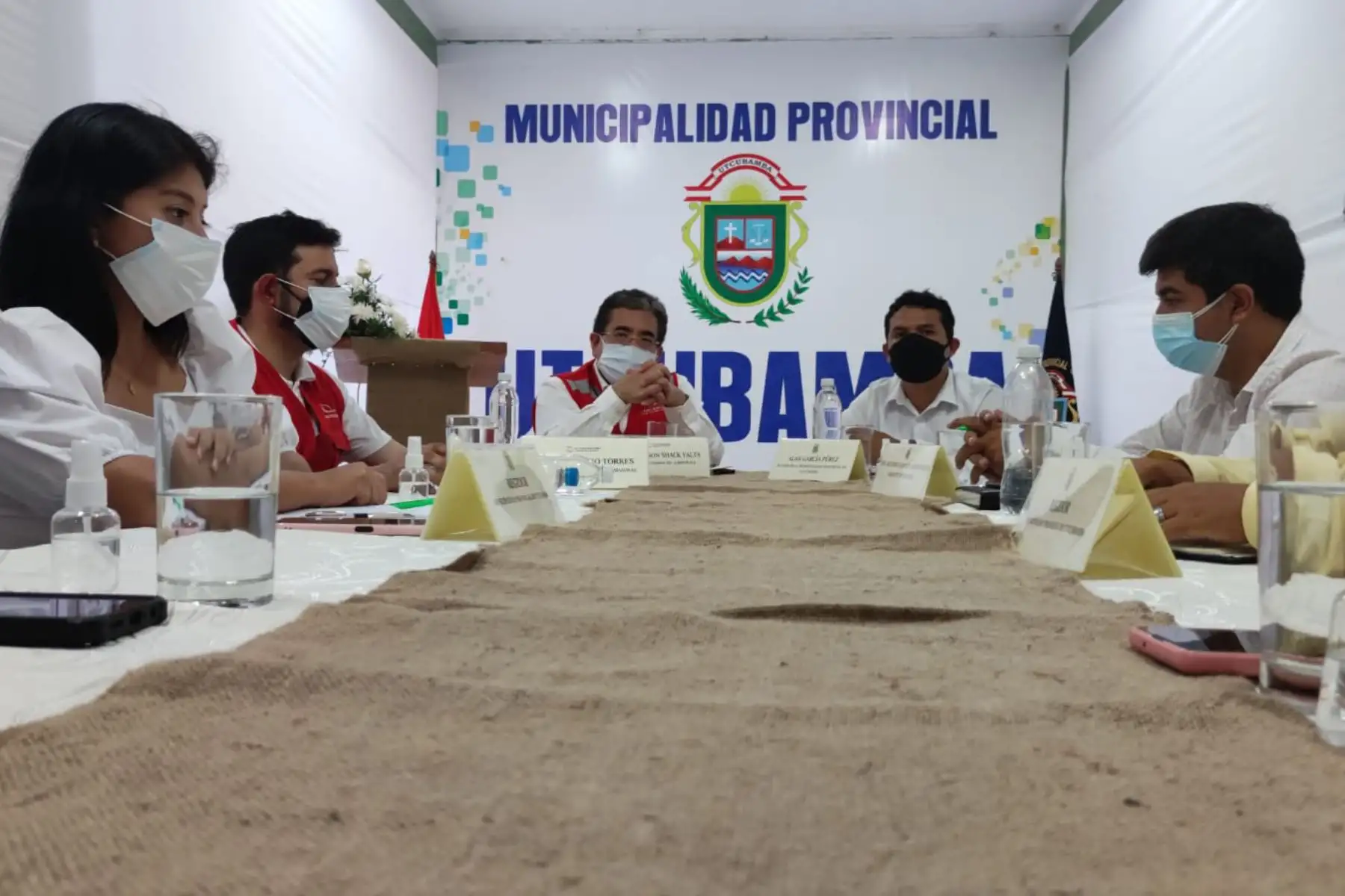 El contralor general de la República, Nelson Shack Yalta, se reunió con autoridades del Gobierno Regional de Amazonas y de las municipalidades provinciales de Chachapoyas, Luya-Lamud y Utcubamba, a quienes informó sobre la realización del megaoperativo de control Amazonas, con el cual cientos de auditores intervendrán a todas las entidades públicas de la región. Foto: Contraloría