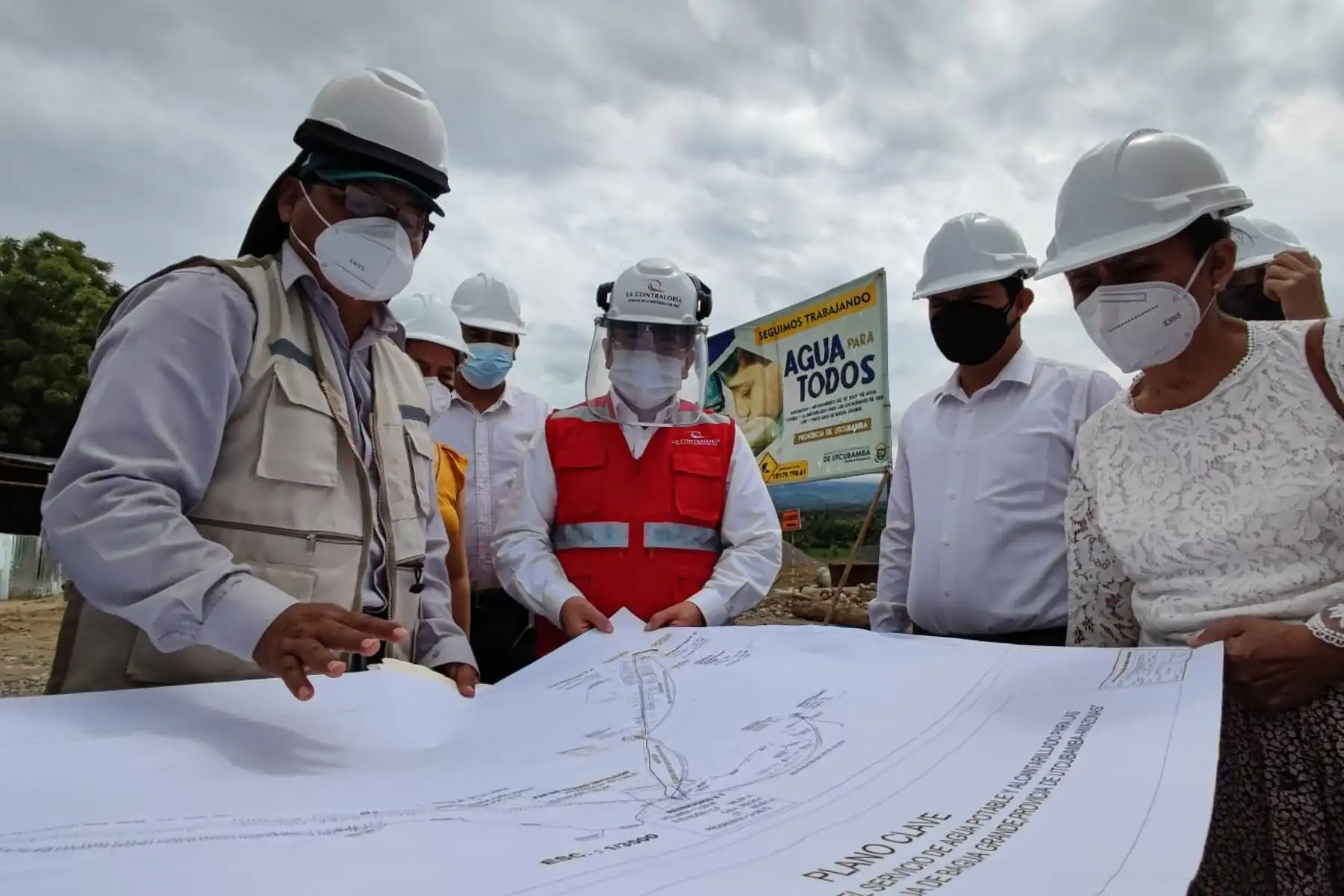 El contralor general de la República, Nelson Shack Yalta, se reunió con autoridades del Gobierno Regional de Amazonas y de las municipalidades provinciales de Chachapoyas, Luya-Lamud y Utcubamba, a quienes informó sobre la realización del megaoperativo de control Amazonas, con el cual cientos de auditores intervendrán a todas las entidades públicas de la región. Foto: Contraloría