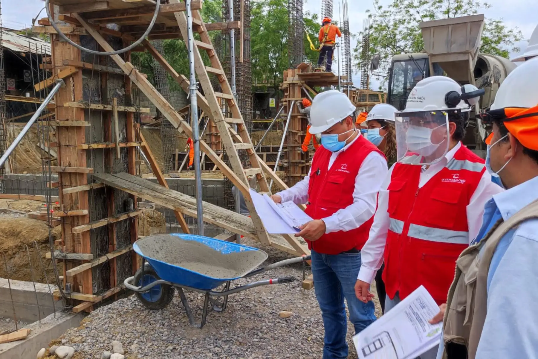 El contralor general de la República, Nelson Shack Yalta, se reunió con autoridades del Gobierno Regional de Amazonas y de las municipalidades provinciales de Chachapoyas, Luya-Lamud y Utcubamba, a quienes informó sobre la realización del megaoperativo de control Amazonas, con el cual cientos de auditores intervendrán a todas las entidades públicas de la región. Foto: Contraloría