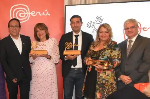El ministro Roberto Sánchez (izquierda) entregó el reconocimiento Amigos del Perú en Estados Unidos. Foto: ANDINA/Difusión