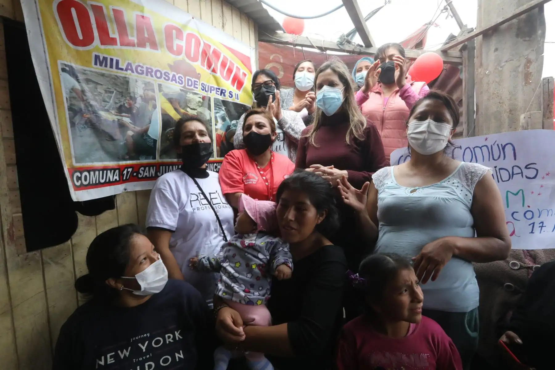 Fue durante su visita a la olla común Las Milagrosas, ubicada en el asentamiento humano José Carlos Mariátegui, del distrito de San Juan de Lurigancho, a donde llegó para entregar un apoyo consistente en víveres como avena, arroz, fideos, huevos y otros productos. Foto: Congreso