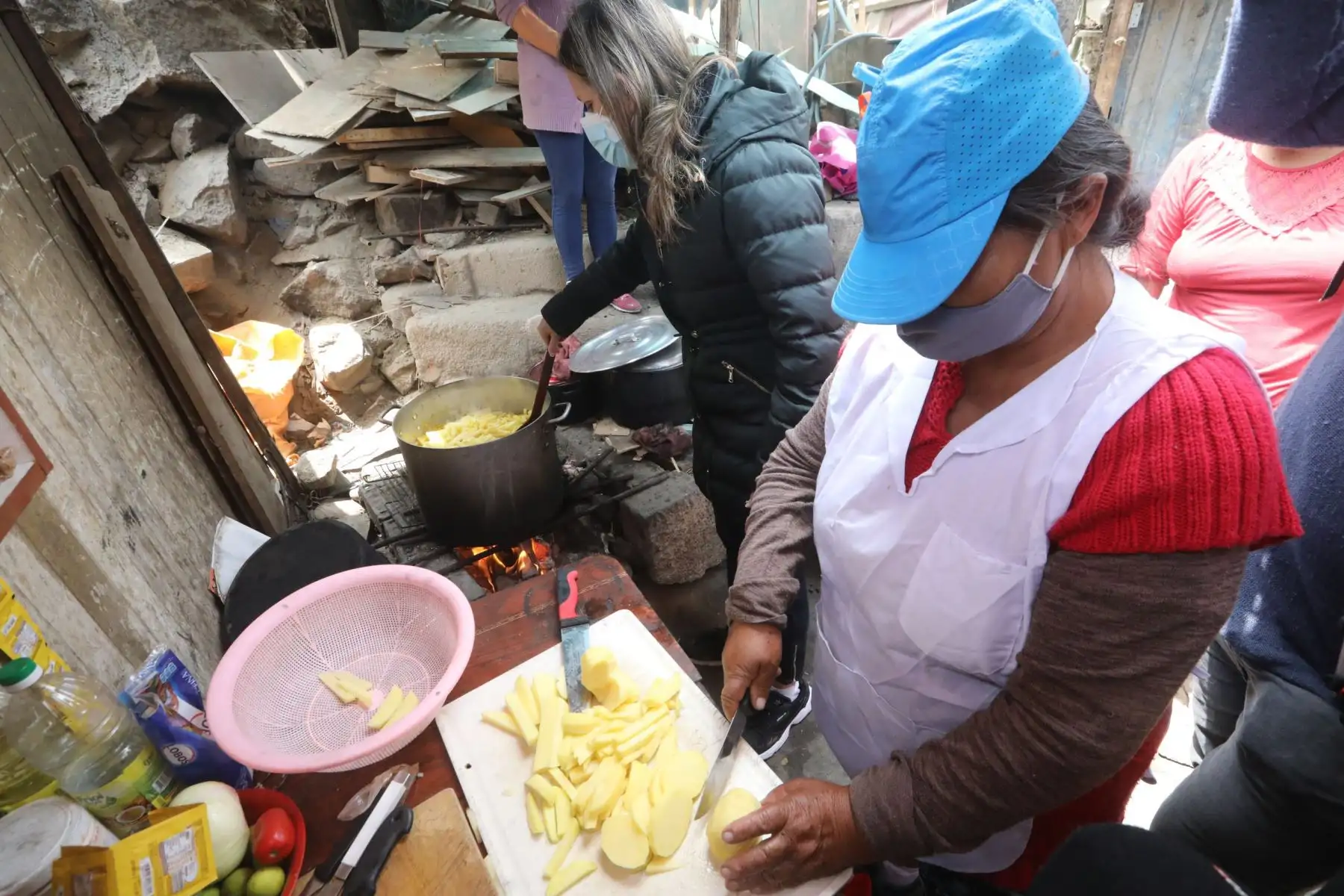 La dirigente Yolanda Zurita, en representación de la olla común Las Milagrosas, agradeció la visita y el gesto de la titular del Parlamento. Indicó que el apoyo recibido les permitirá alimentar a las más de 116 familias que viven en esa zona de San Juan de Lurigancho. Foto: Congreso