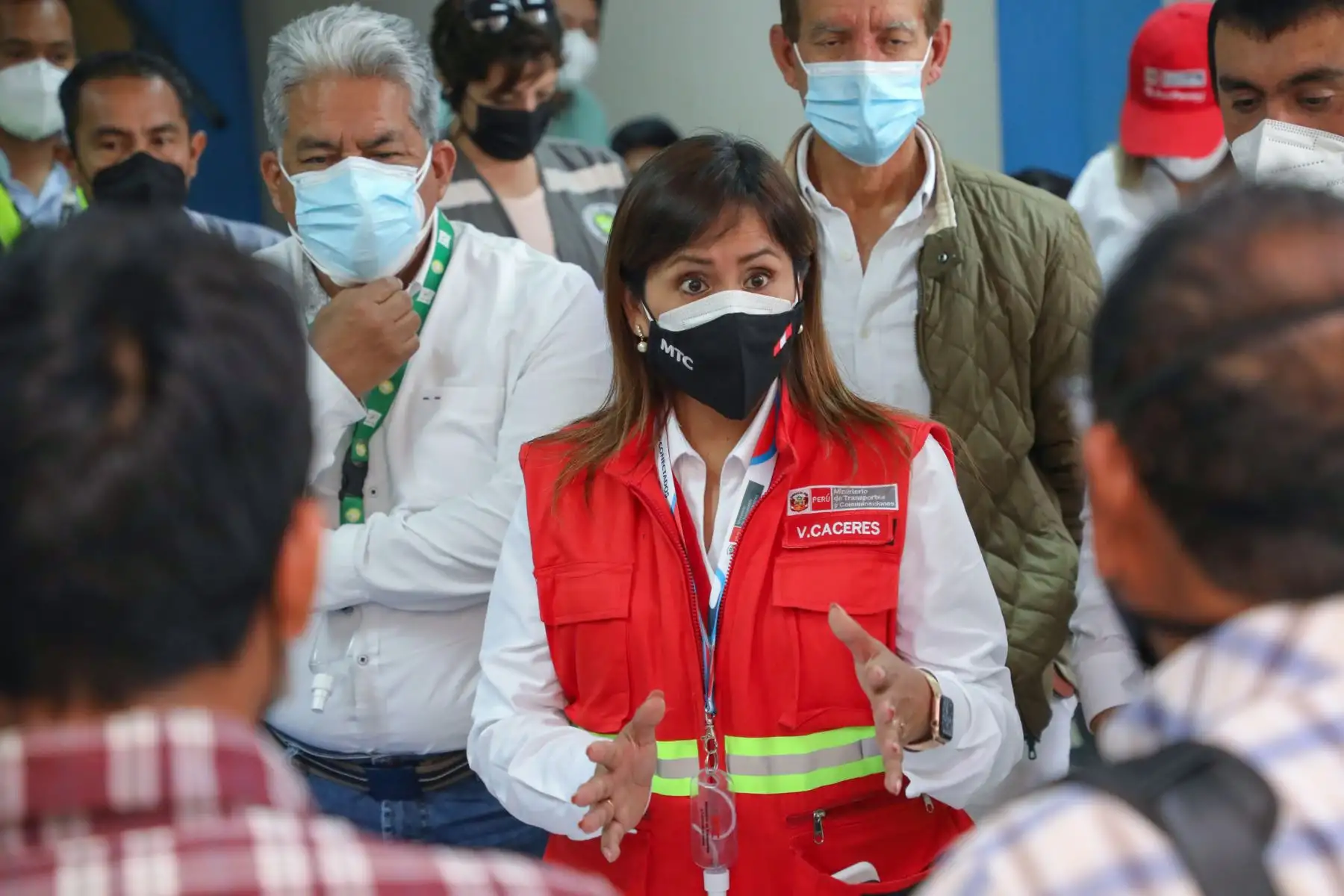 Acompañada de un equipo técnico del Ministerio de Transportes y Comunicaciones (MTC), la viceministra de Transportes, Verónica Cáceres, inspeccionó las zonas de Paracas y Santa Cruz de Villacurí, en la región Ica, con la finalidad de atender las demandas de la población en torno a la seguridad vial en el tercer tramo de la autopista Panamericana Sur, a cargo de la Concesionaria Vial del Perú S.A. Foto: MTC