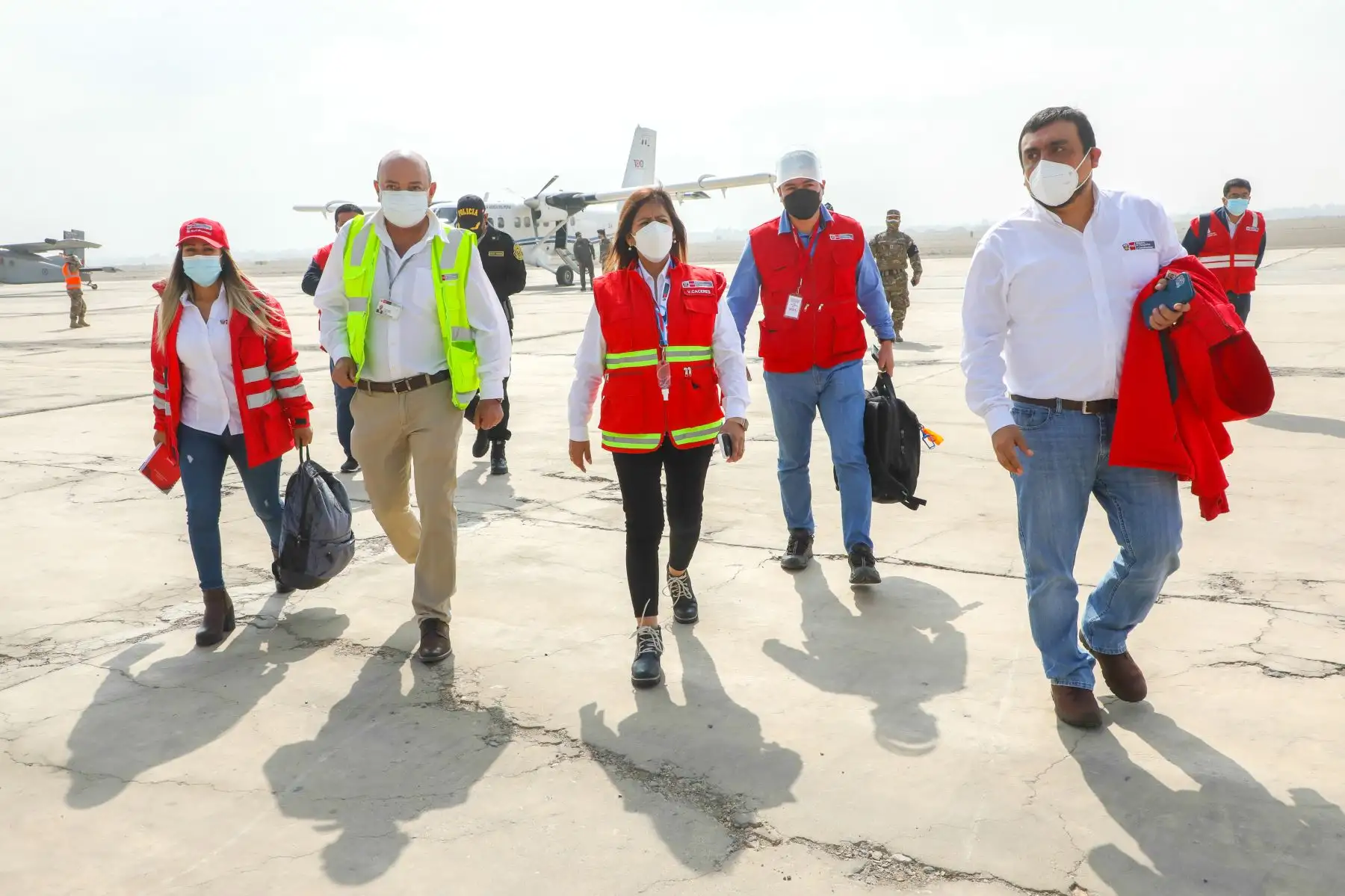 Acompañada de un equipo técnico del Ministerio de Transportes y Comunicaciones (MTC), la viceministra de Transportes, Verónica Cáceres, inspeccionó las zonas de Paracas y Santa Cruz de Villacurí, en la región Ica, con la finalidad de atender las demandas de la población en torno a la seguridad vial en el tercer tramo de la autopista Panamericana Sur, a cargo de la Concesionaria Vial del Perú S.A. Foto: MTC