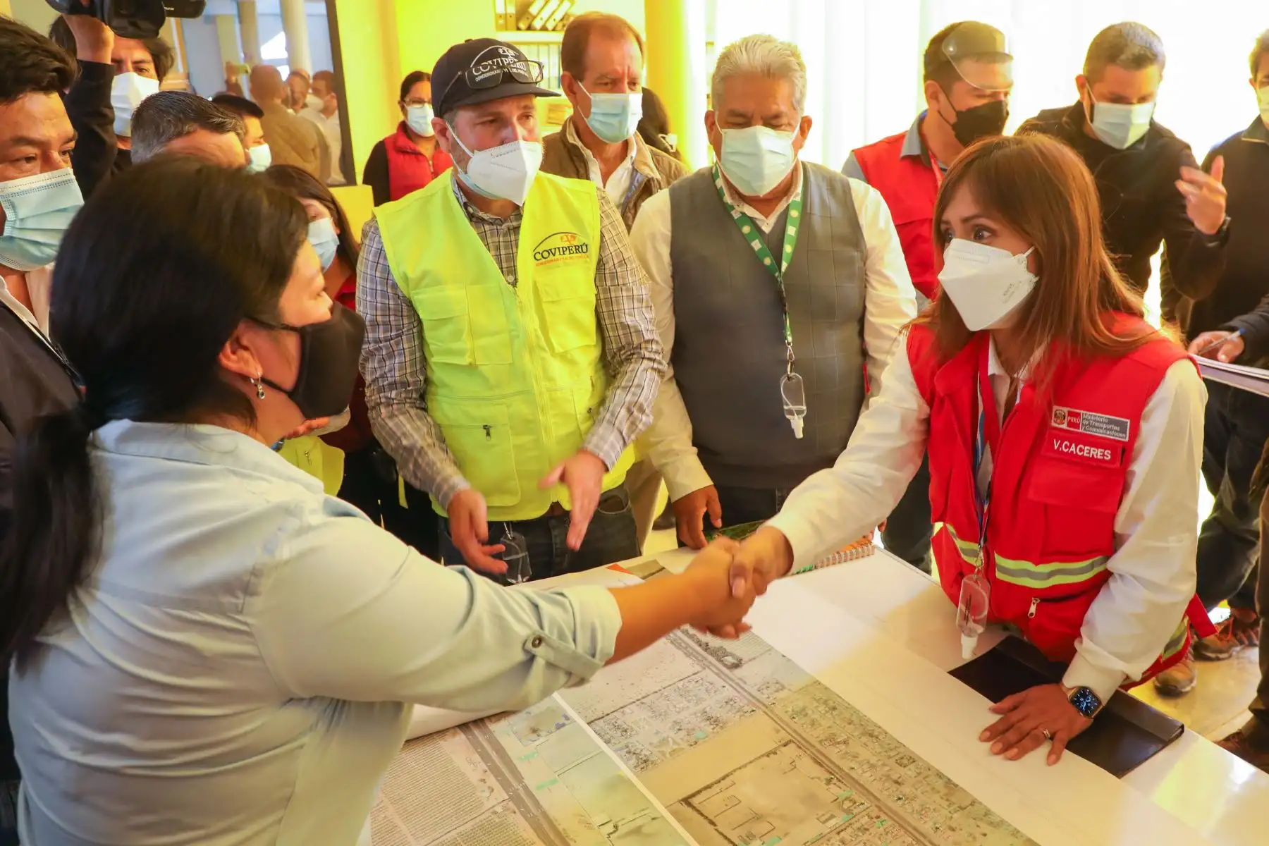 Acompañada de un equipo técnico del Ministerio de Transportes y Comunicaciones (MTC), la viceministra de Transportes, Verónica Cáceres, inspeccionó las zonas de Paracas y Santa Cruz de Villacurí, en la región Ica, con la finalidad de atender las demandas de la población en torno a la seguridad vial en el tercer tramo de la autopista Panamericana Sur, a cargo de la Concesionaria Vial del Perú S.A. Foto: MTC
