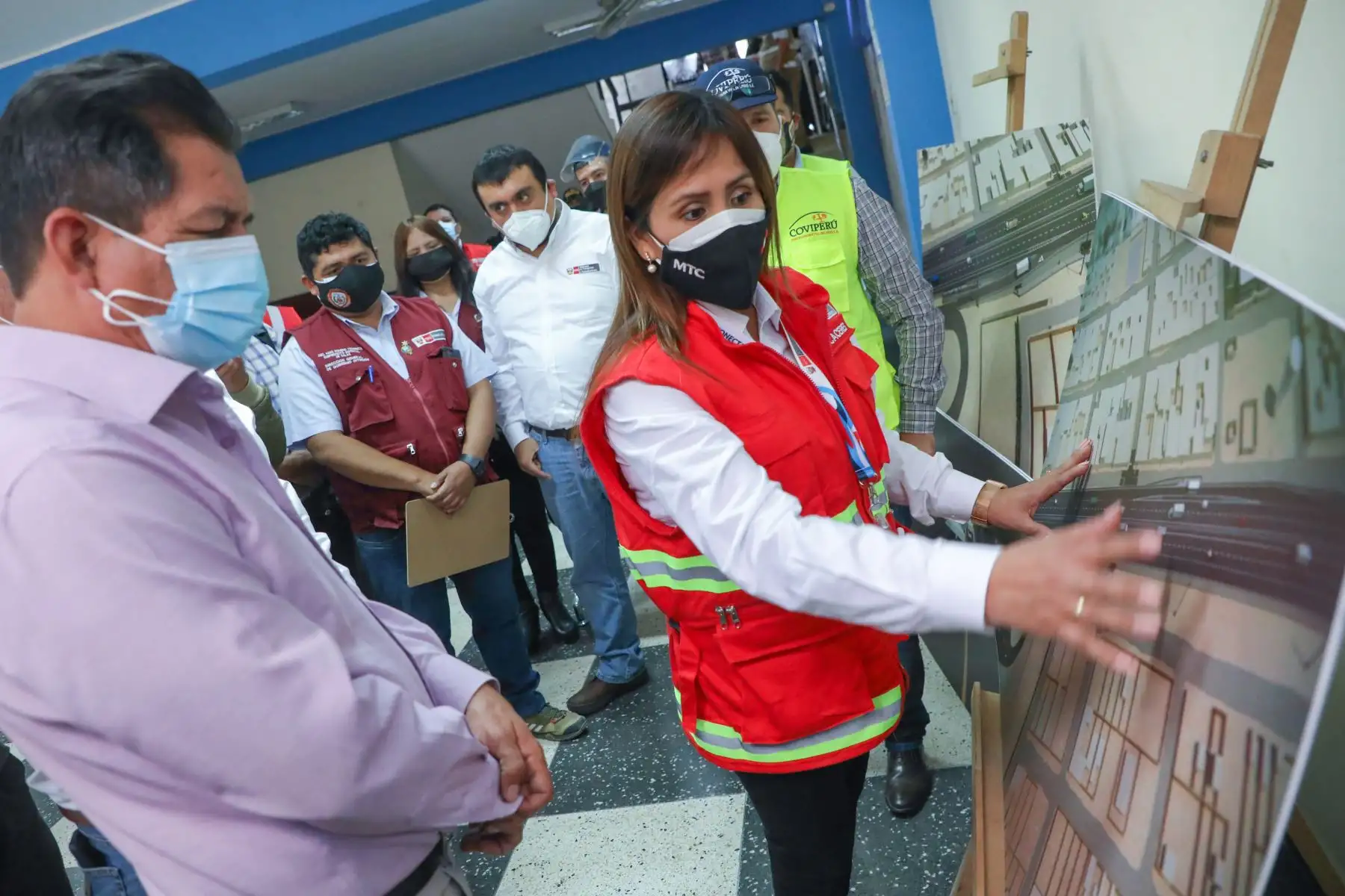 Acompañada de un equipo técnico del Ministerio de Transportes y Comunicaciones (MTC), la viceministra de Transportes, Verónica Cáceres, inspeccionó las zonas de Paracas y Santa Cruz de Villacurí, en la región Ica, con la finalidad de atender las demandas de la población en torno a la seguridad vial en el tercer tramo de la autopista Panamericana Sur, a cargo de la Concesionaria Vial del Perú S.A. Foto: MTC