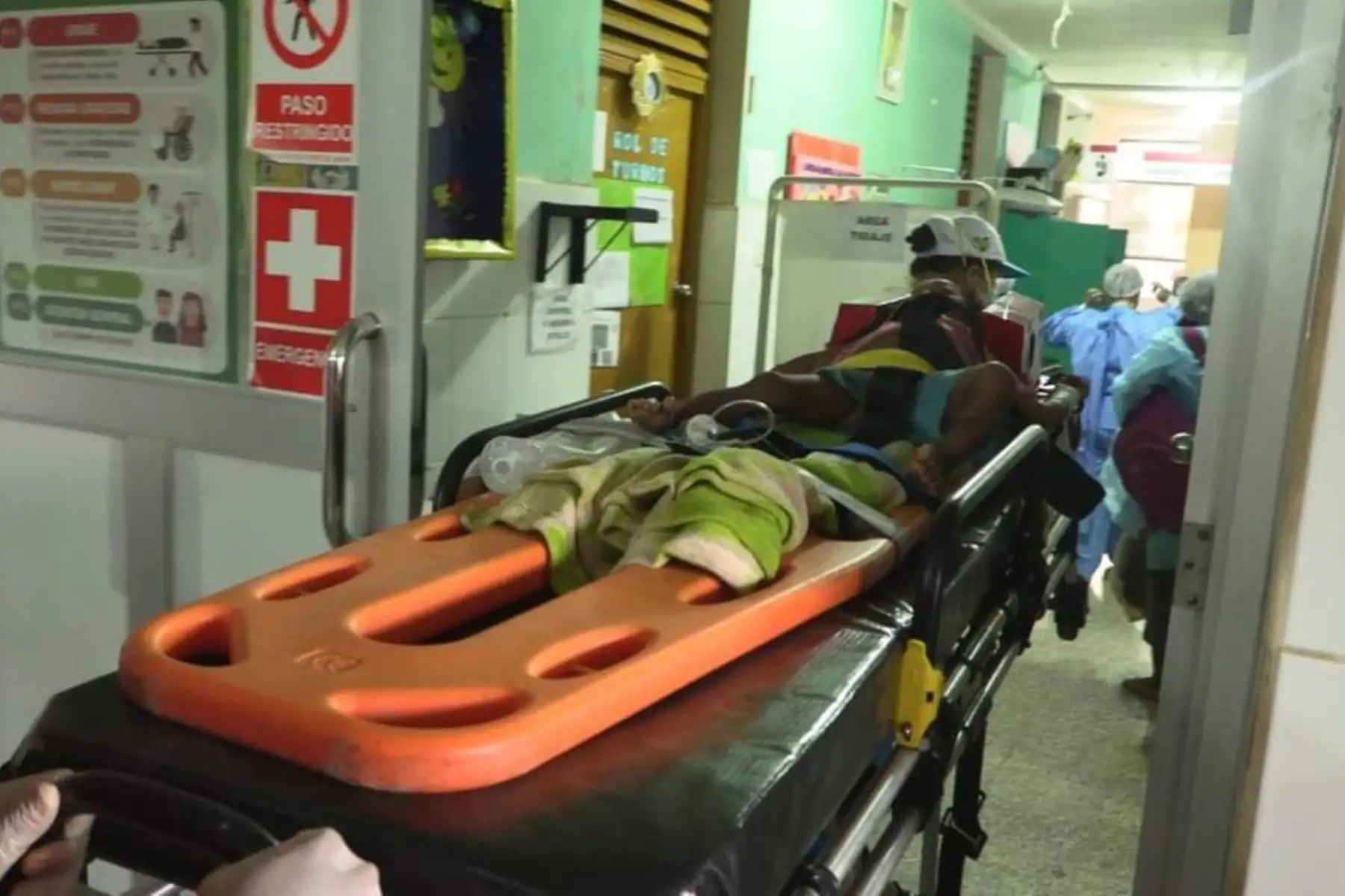 Cuatro menores de edad (tres de ellos con neumonía y uno con posible fractura de cadera) de la Comunidad Nativa Maizal fueron trasladados en helicóptero del Ejército desde la Comunidad Nativa Yomibato hacia Puerto Maldonado para recibir atención médica especializada. Foto: Minsa