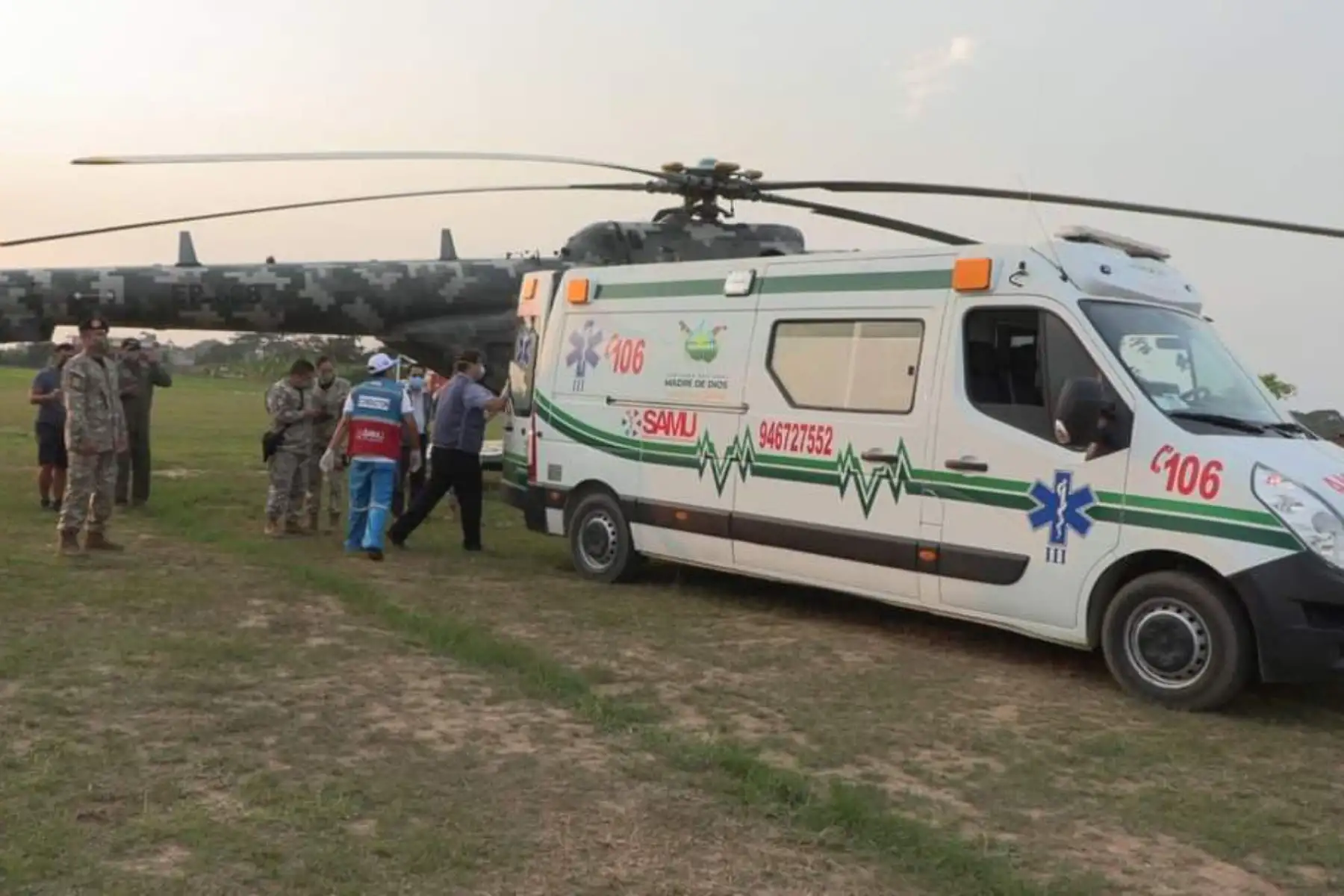 Cuatro menores de edad (tres de ellos con neumonía y uno con posible fractura de cadera) de la Comunidad Nativa Maizal fueron trasladados en helicóptero del Ejército desde la Comunidad Nativa Yomibato hacia Puerto Maldonado para recibir atención médica especializada. Foto: Minsa