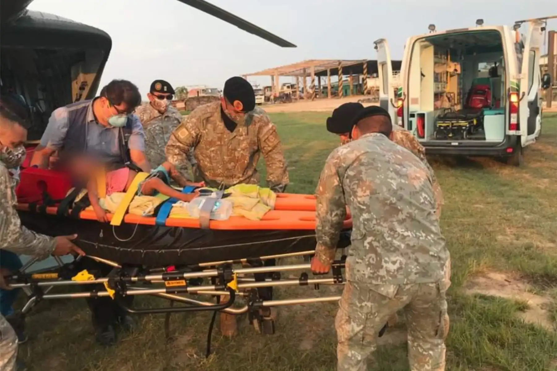 Cuatro menores de edad (tres de ellos con neumonía y uno con posible fractura de cadera) de la Comunidad Nativa Maizal fueron trasladados en helicóptero del Ejército desde la Comunidad Nativa Yomibato hacia Puerto Maldonado para recibir atención médica especializada. Foto: Minsa