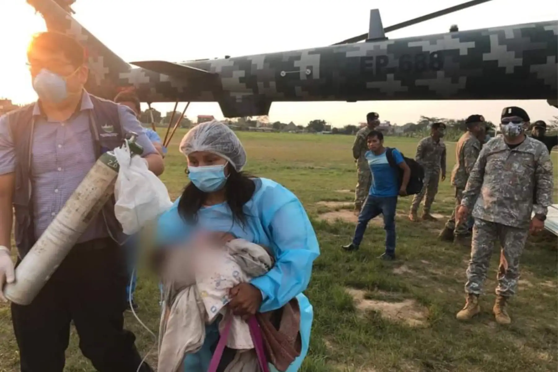 Cuatro menores de edad (tres de ellos con neumonía y uno con posible fractura de cadera) de la Comunidad Nativa Maizal fueron trasladados en helicóptero del Ejército desde la Comunidad Nativa Yomibato hacia Puerto Maldonado para recibir atención médica especializada. Foto: Minsa
