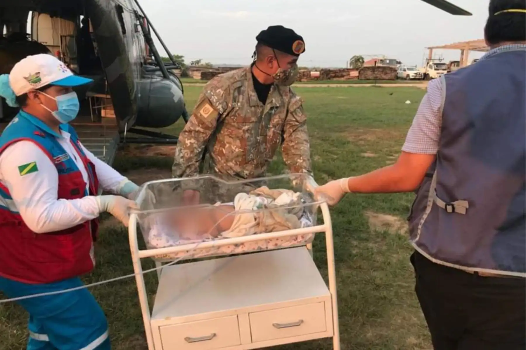 Cuatro menores de edad (tres de ellos con neumonía y uno con posible fractura de cadera) de la Comunidad Nativa Maizal fueron trasladados en helicóptero del Ejército desde la Comunidad Nativa Yomibato hacia Puerto Maldonado para recibir atención médica especializada. Foto: Minsa