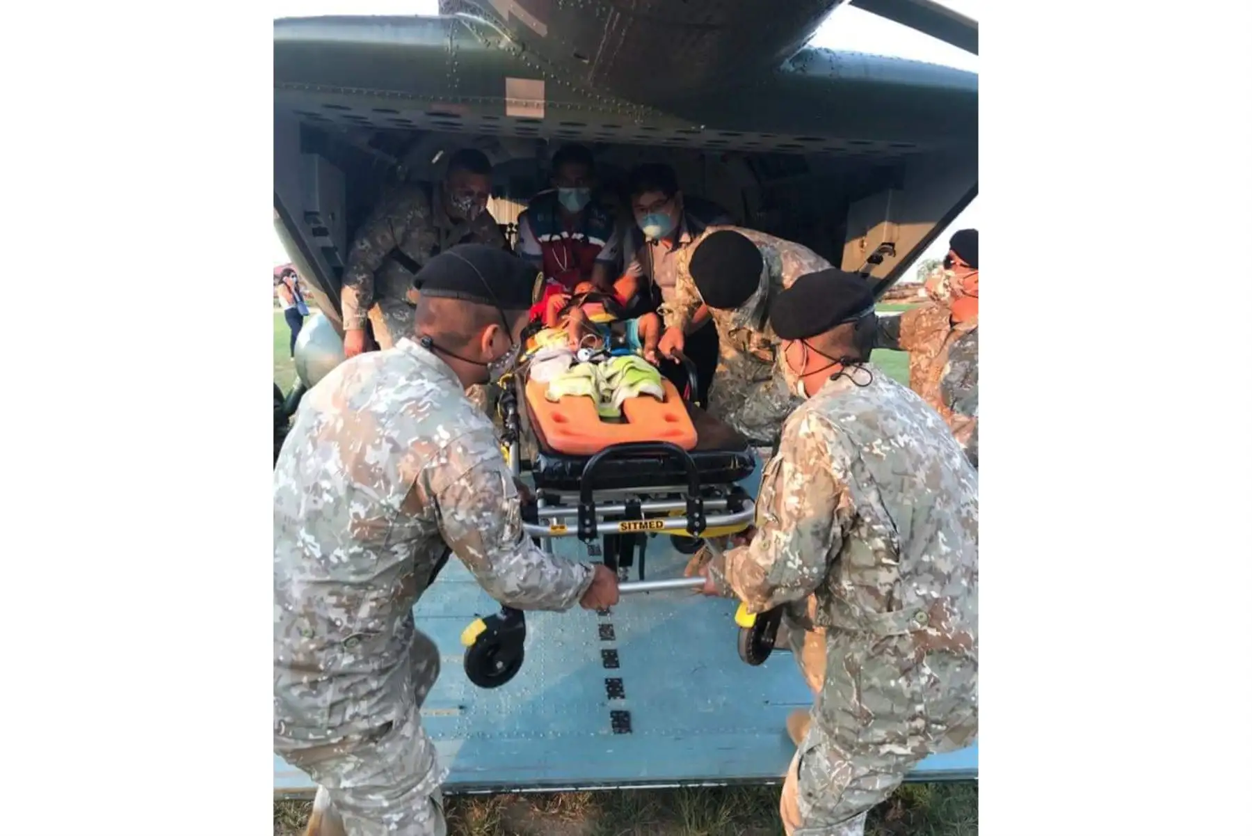 Cuatro menores de edad (tres de ellos con neumonía y uno con posible fractura de cadera) de la Comunidad Nativa Maizal fueron trasladados en helicóptero del Ejército desde la Comunidad Nativa Yomibato hacia Puerto Maldonado para recibir atención médica especializada. Foto: Minsa