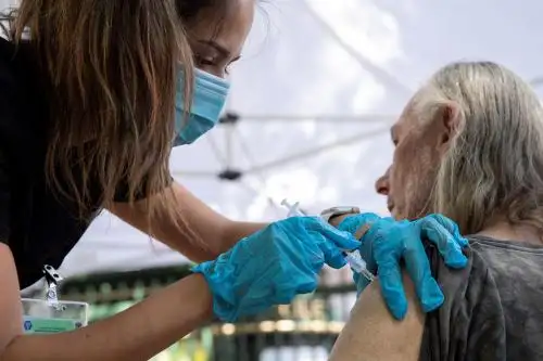 EE. UU. aprueba la tercera dosis de Pfizer para mayores de 65 años y otros casos.