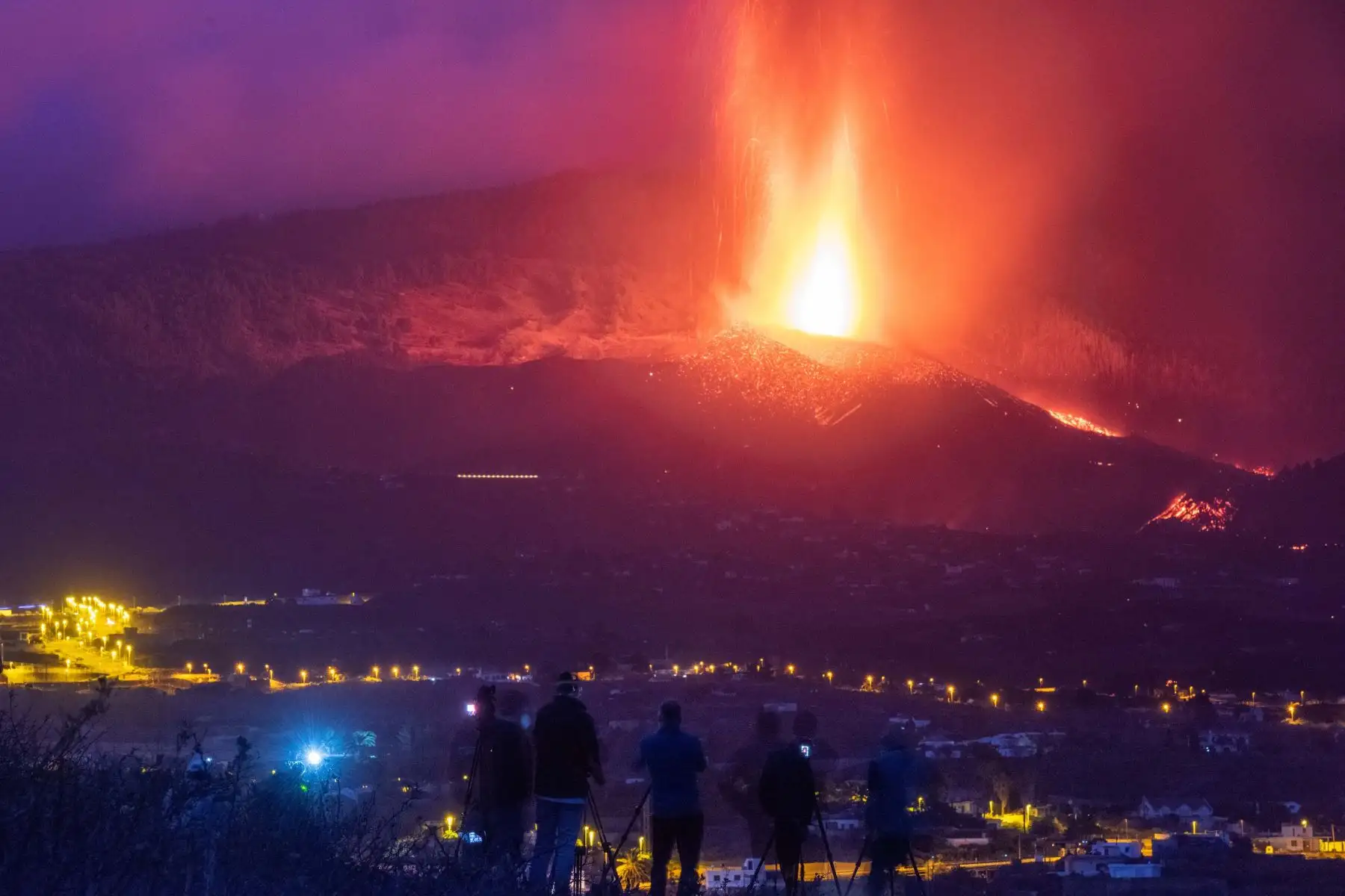 Centenares de personas acuden cada día a este improvisado mirador para observar el desarrollo de la erupción. 
Foto: EFE
