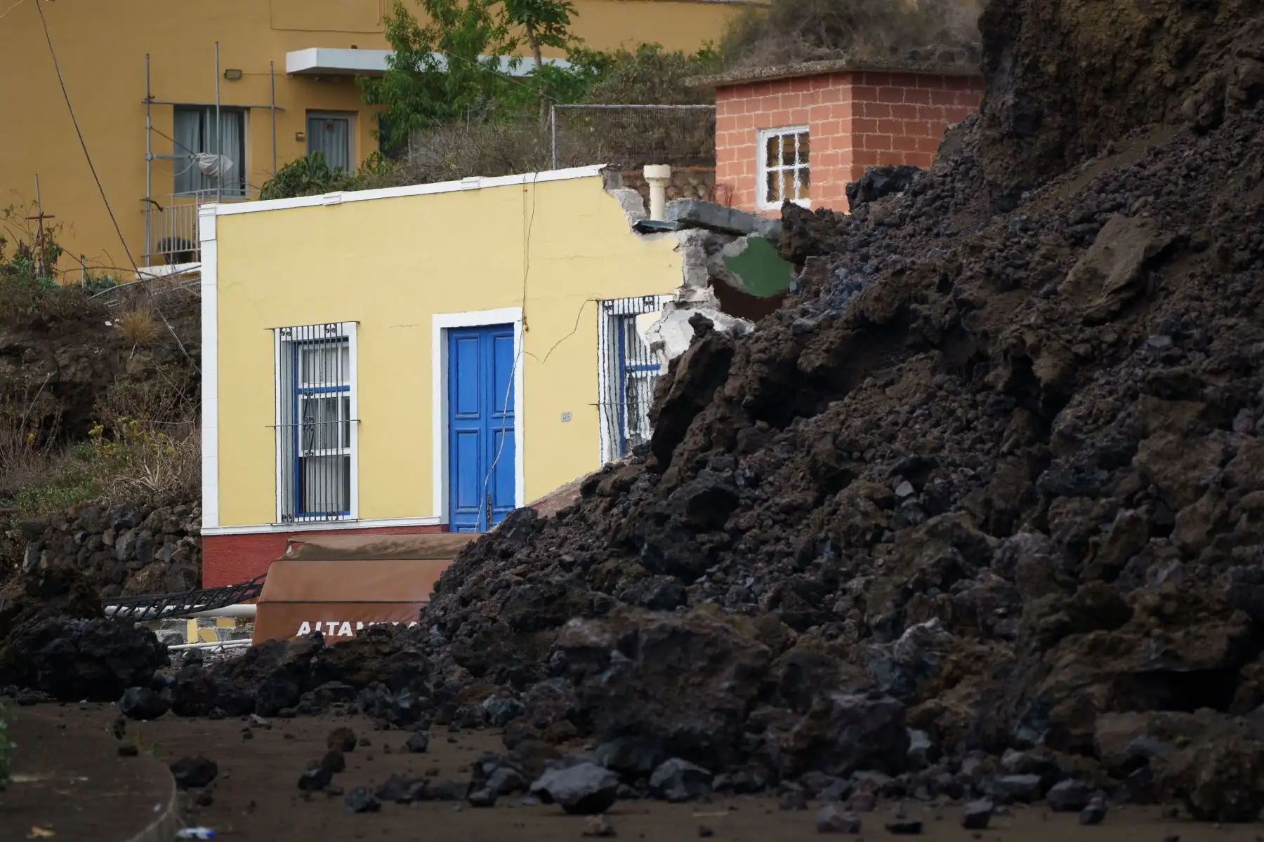 La lava generada por el volcán que entró en erupción el domingo en La Palma ha irrumpido en el pueblo de Todoque, en el municipio de Los Llanos de Aridane, derribando todo a su paso. 
Foto: EFE