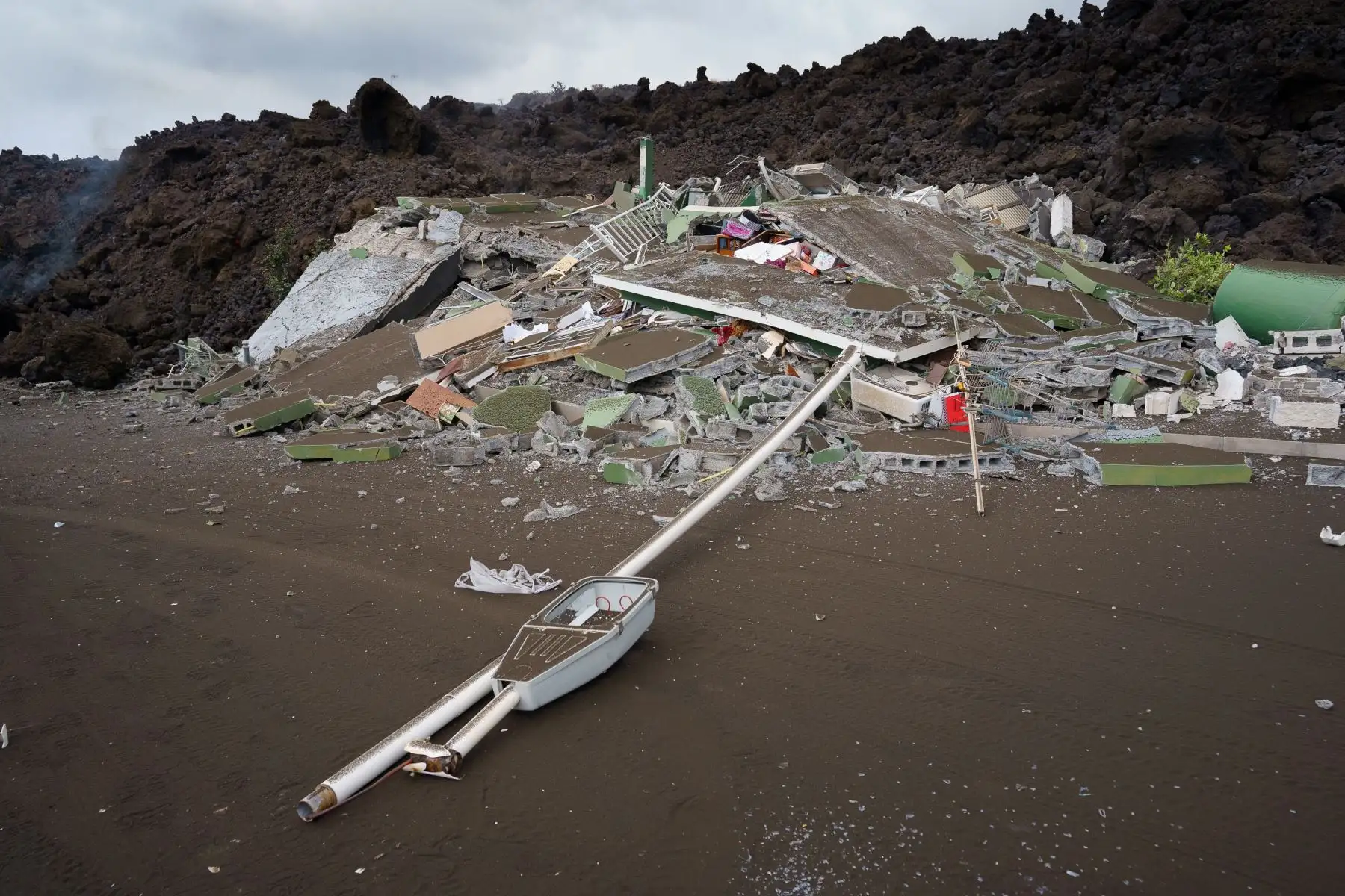 La lava generada por el volcán que entró en erupción el domingo en La Palma ha irrumpido en el pueblo de Todoque, en el municipio de Los Llanos de Aridane, derribando todo a su paso. 
Foto: EFE